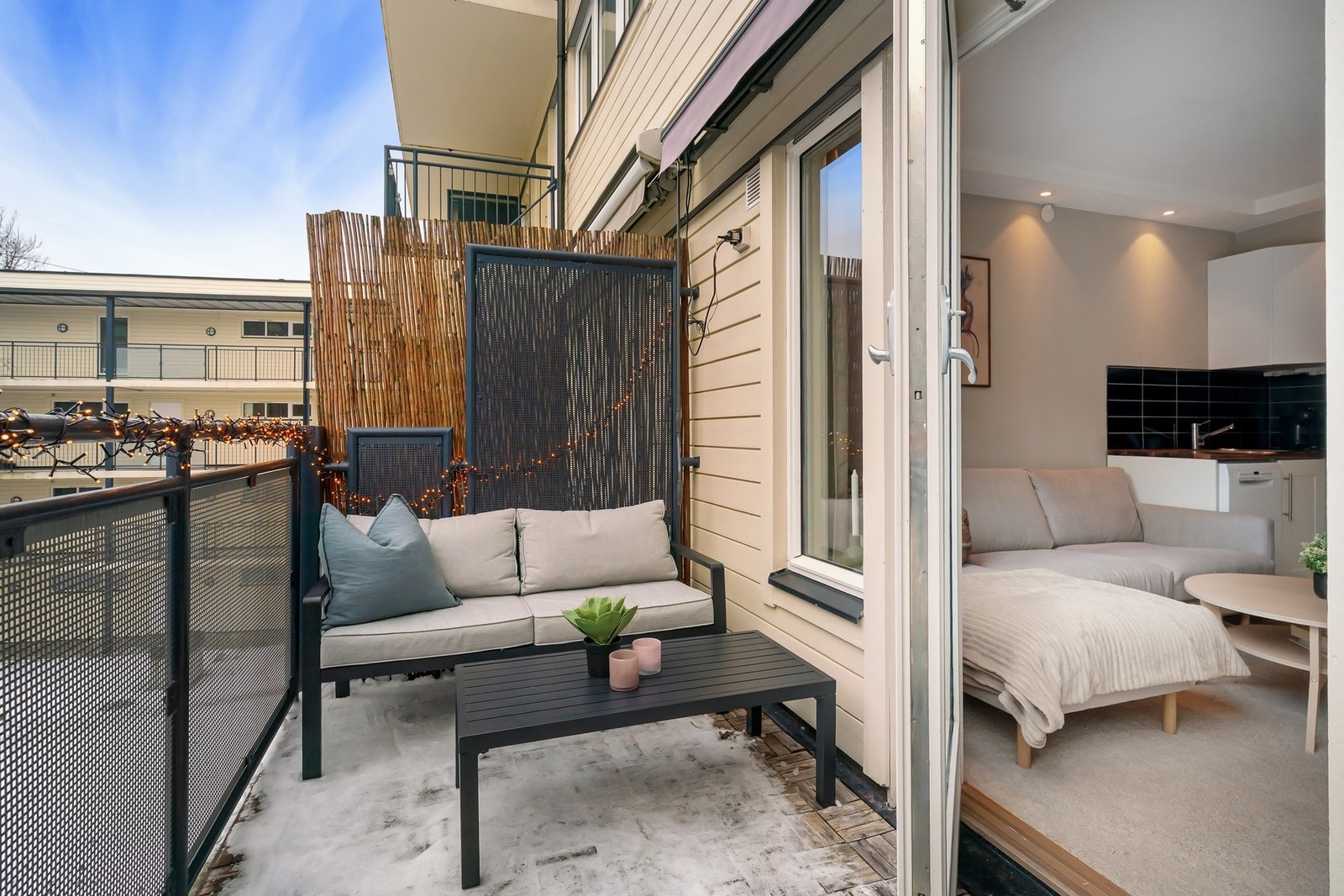 Når våren kommer er det hyggelig å kunne åpne opp, balkongen blir som en god forlengelse av stuen Galleribilde