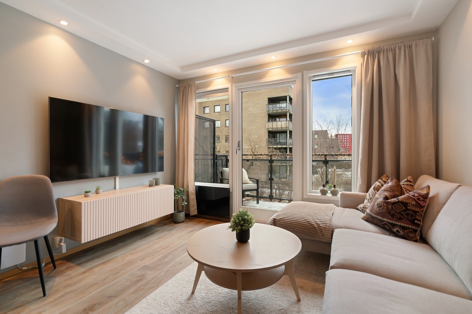 Lys og hyggelig stue, enkelt å møblere Galleribilde