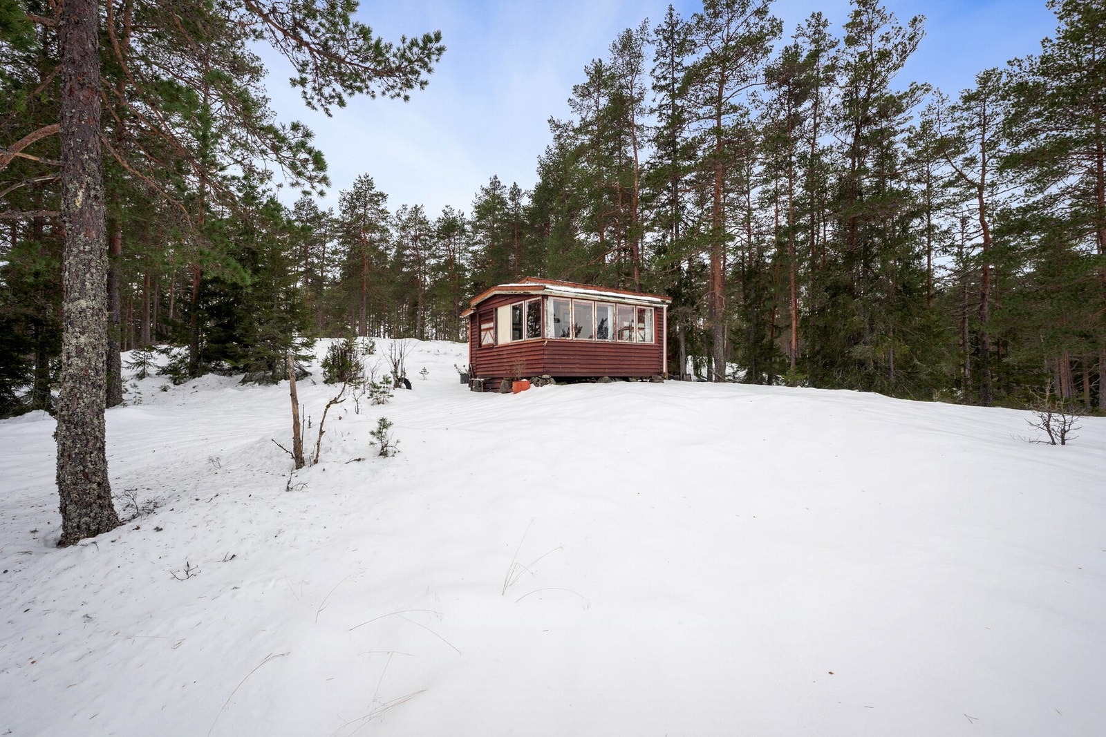 Boligen med tilhørende frittstående bygg er i en slik forfatning at det er vurdert til å være kondemnerbart/rivningsklart Galleribilde