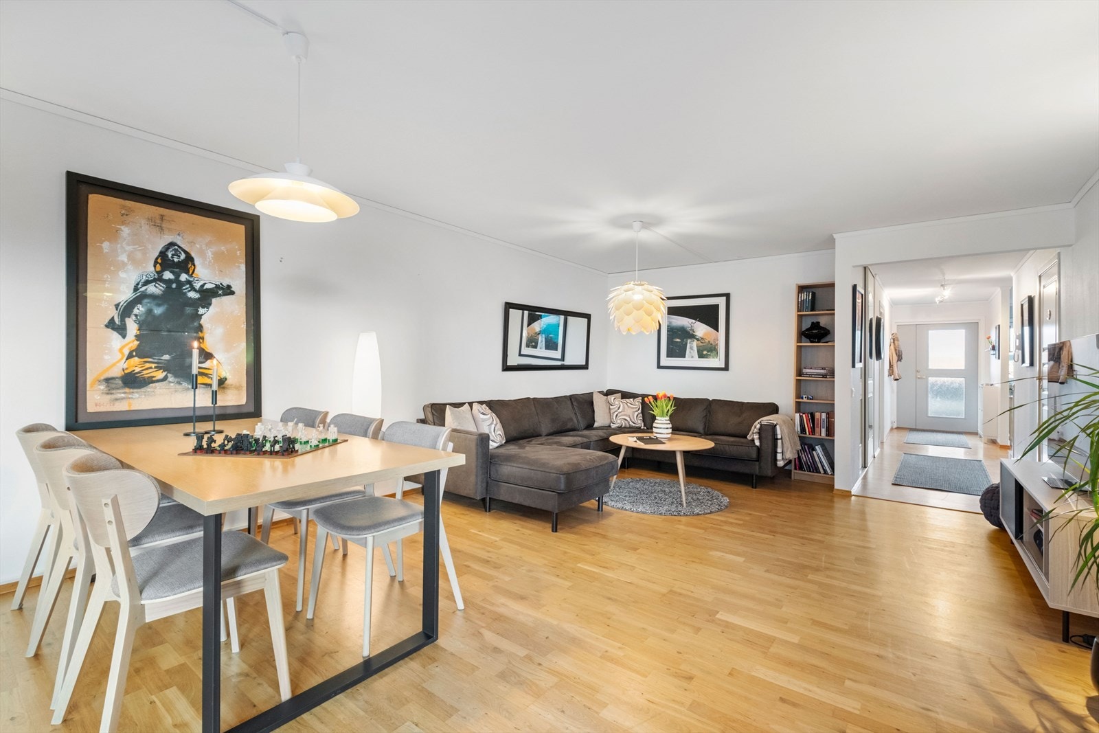 Åpen planløsning mellom stue og spisestue gir en sosial atmosfære. Galleribilde