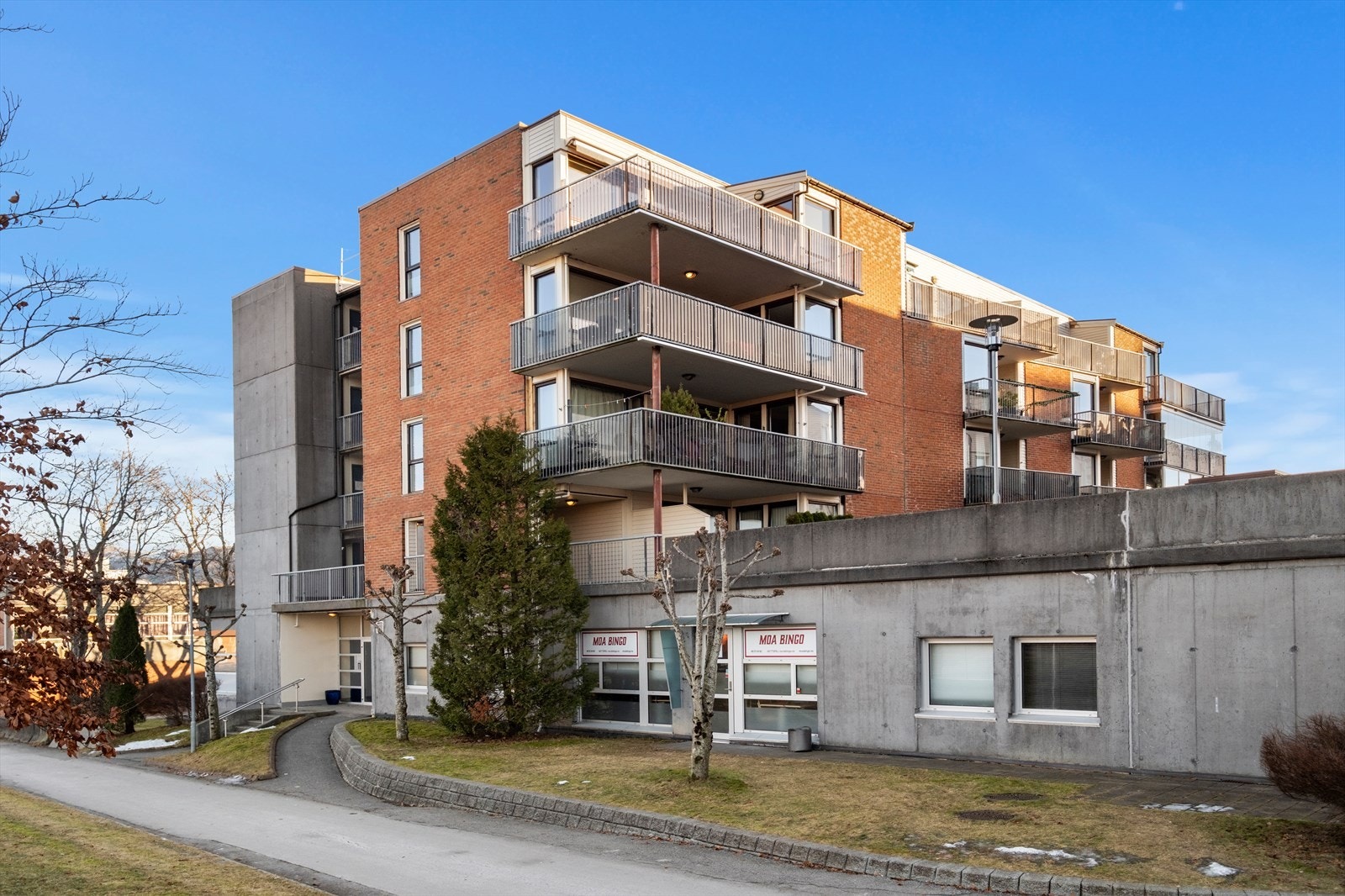 Velkommen til Moa park 6. Leiligheten ligger i byggets 2. etasje fra bakkenivå og inngangsparti. Galleribilde