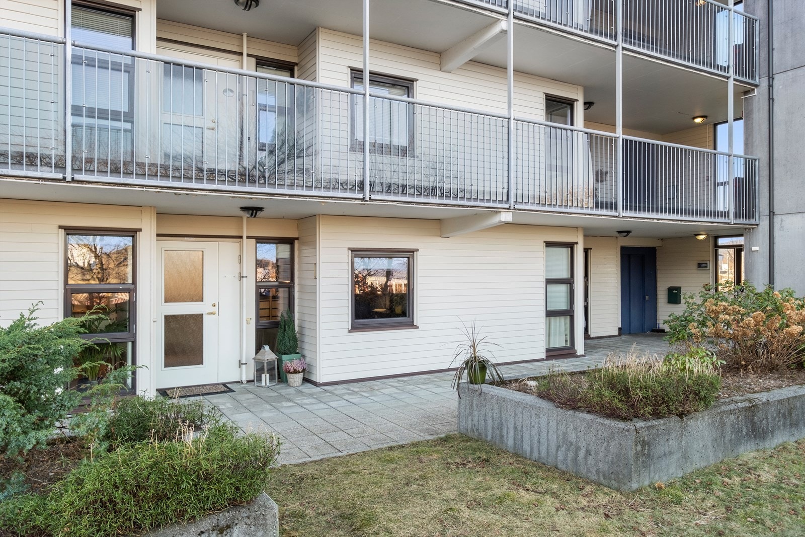 Ytterdøren har treverk med glassfelt, og vinduene er utstyrt med aluminiumsbeslag og 2-lags energiglass. Galleribilde