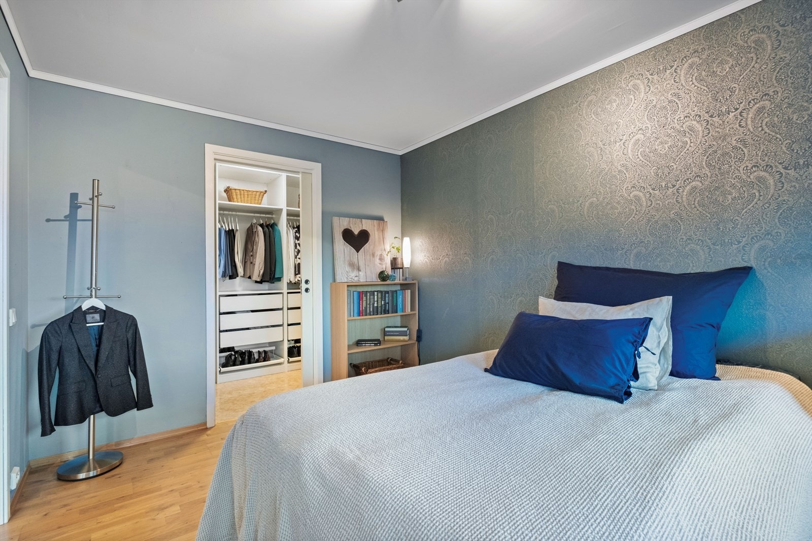 Garderobeløsning med skyvedører gir effektiv oppbevaring på soverommet. Galleribilde