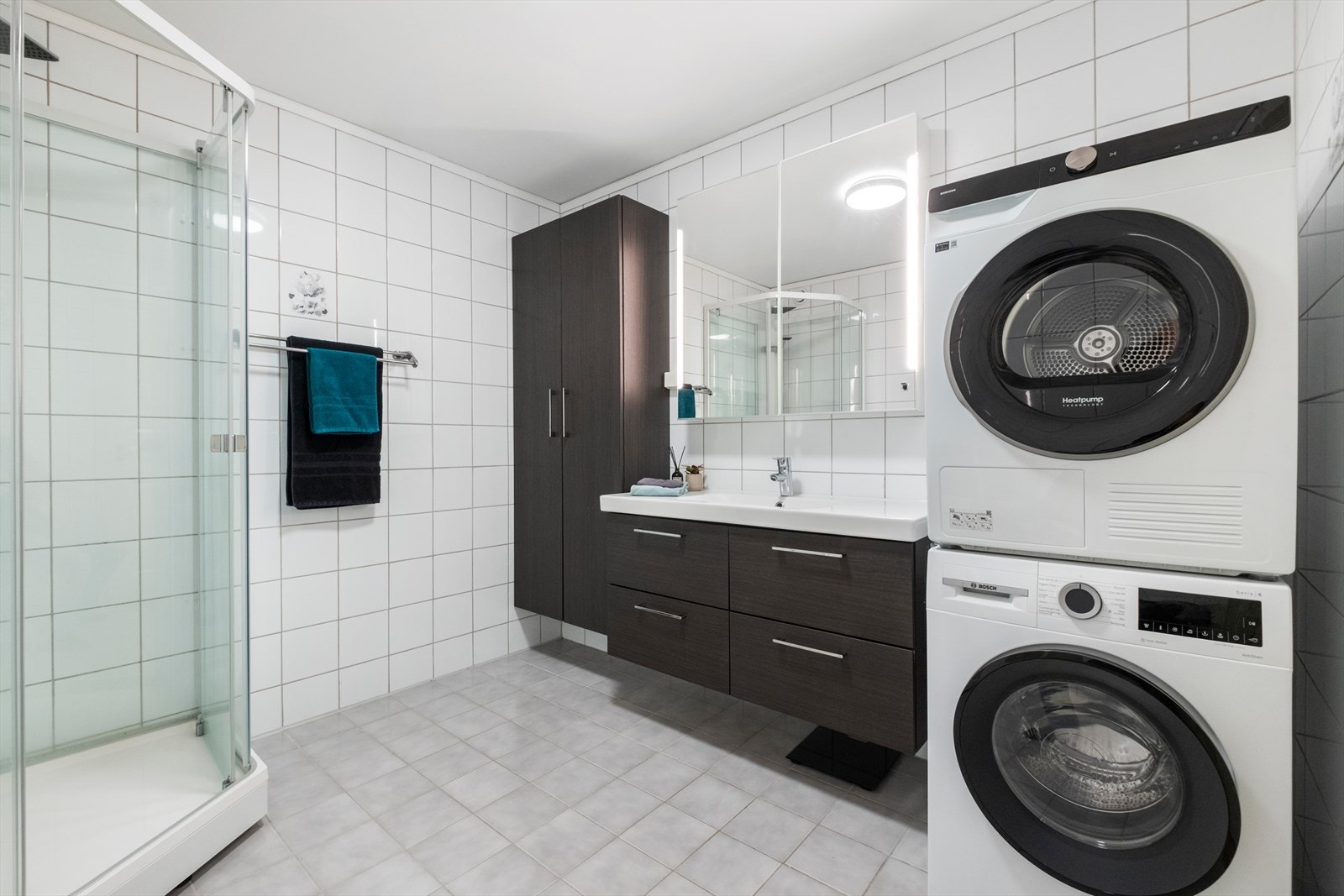 Badet har flislagte overflater og elektriske varmekabler i gulvet for komfort. Galleribilde