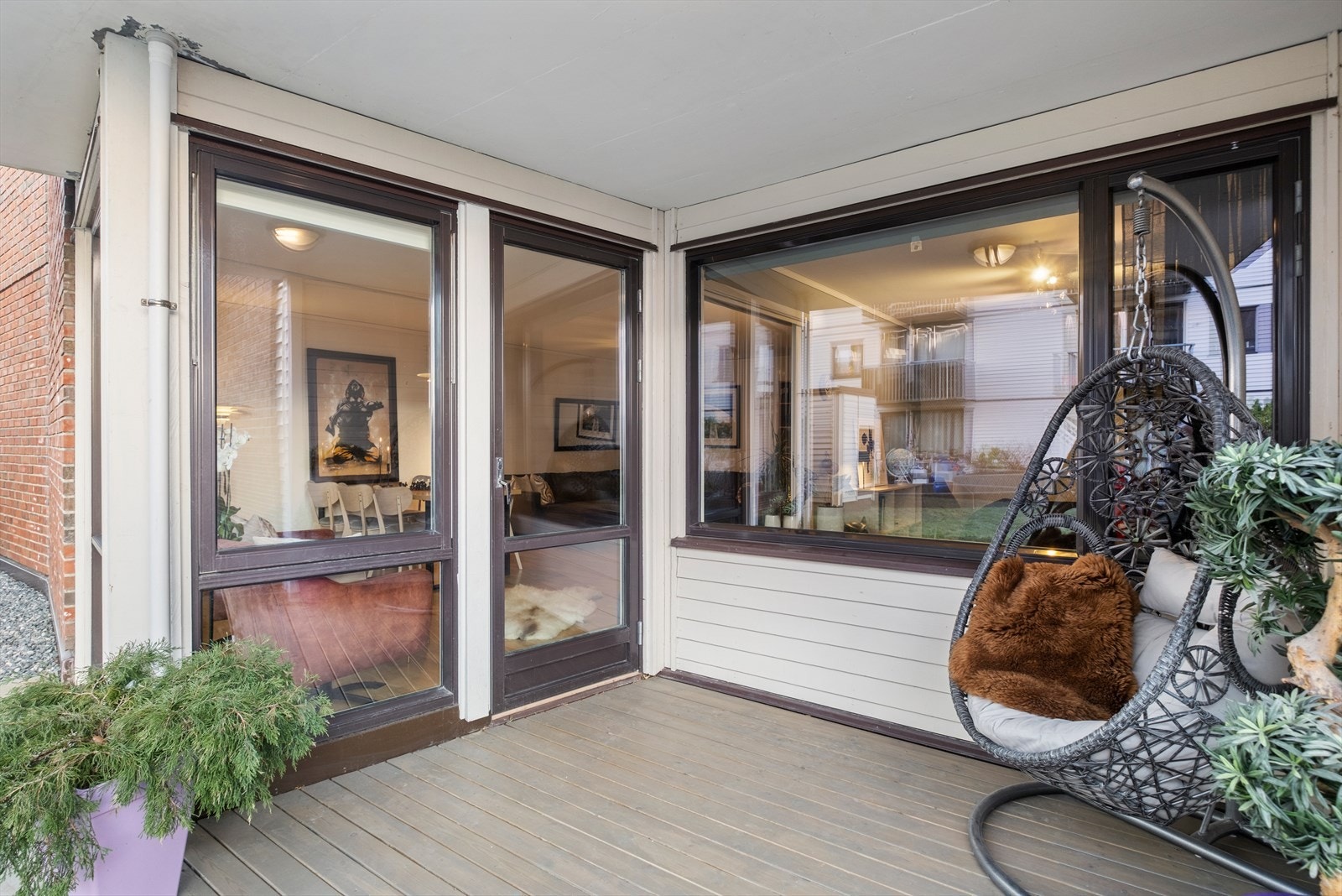 Terrassen har direkte adkomst fra stuen, som skaper en fin overgang til uteområdet. Galleribilde