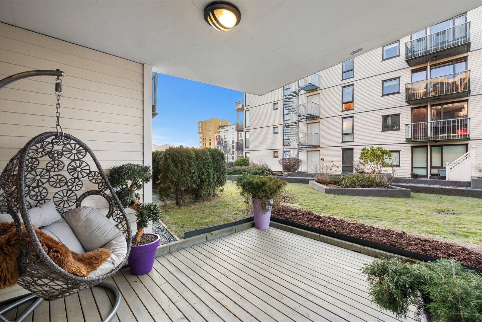 Overbygd terrasse gir et hyggelig uteområde med utsikt mot grøntareal. Galleribilde