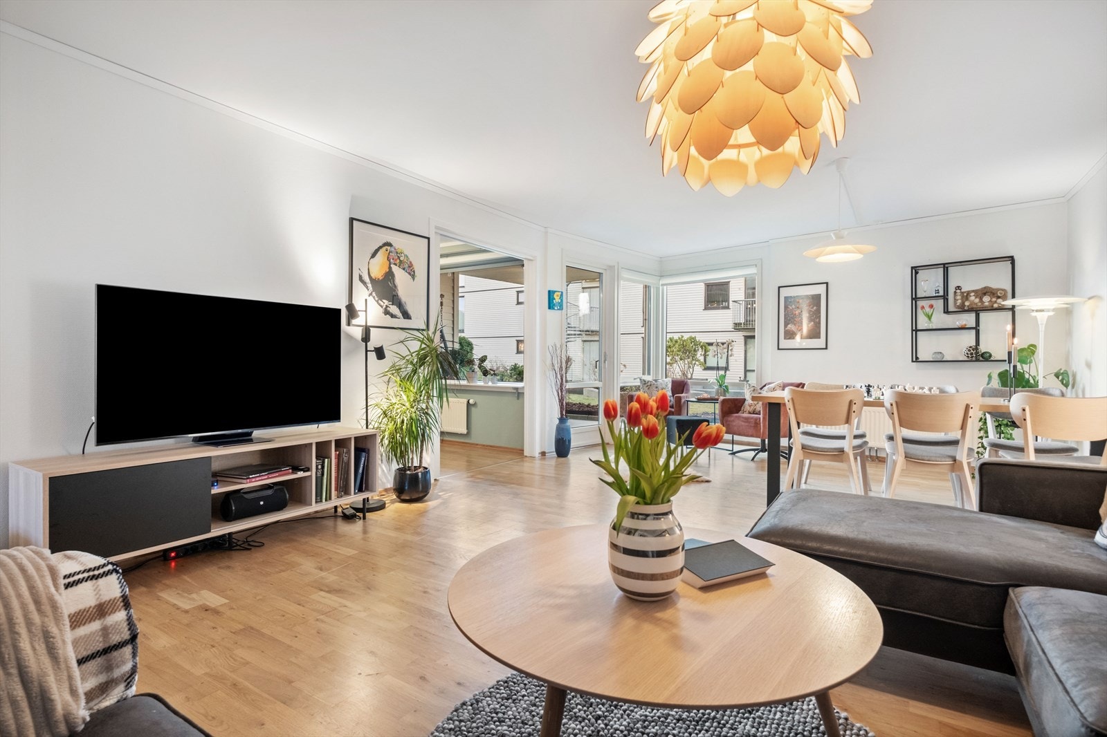 Stue med plass til flere sittegrupper Galleribilde