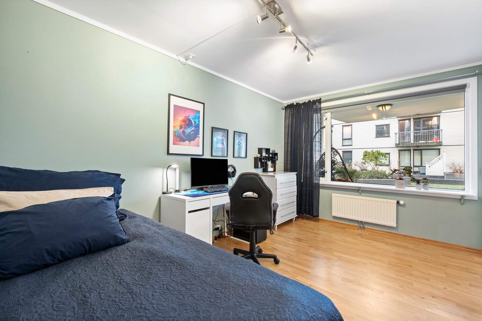 Store vinduer gir lys og utsikt mot fellesareal. Galleribilde