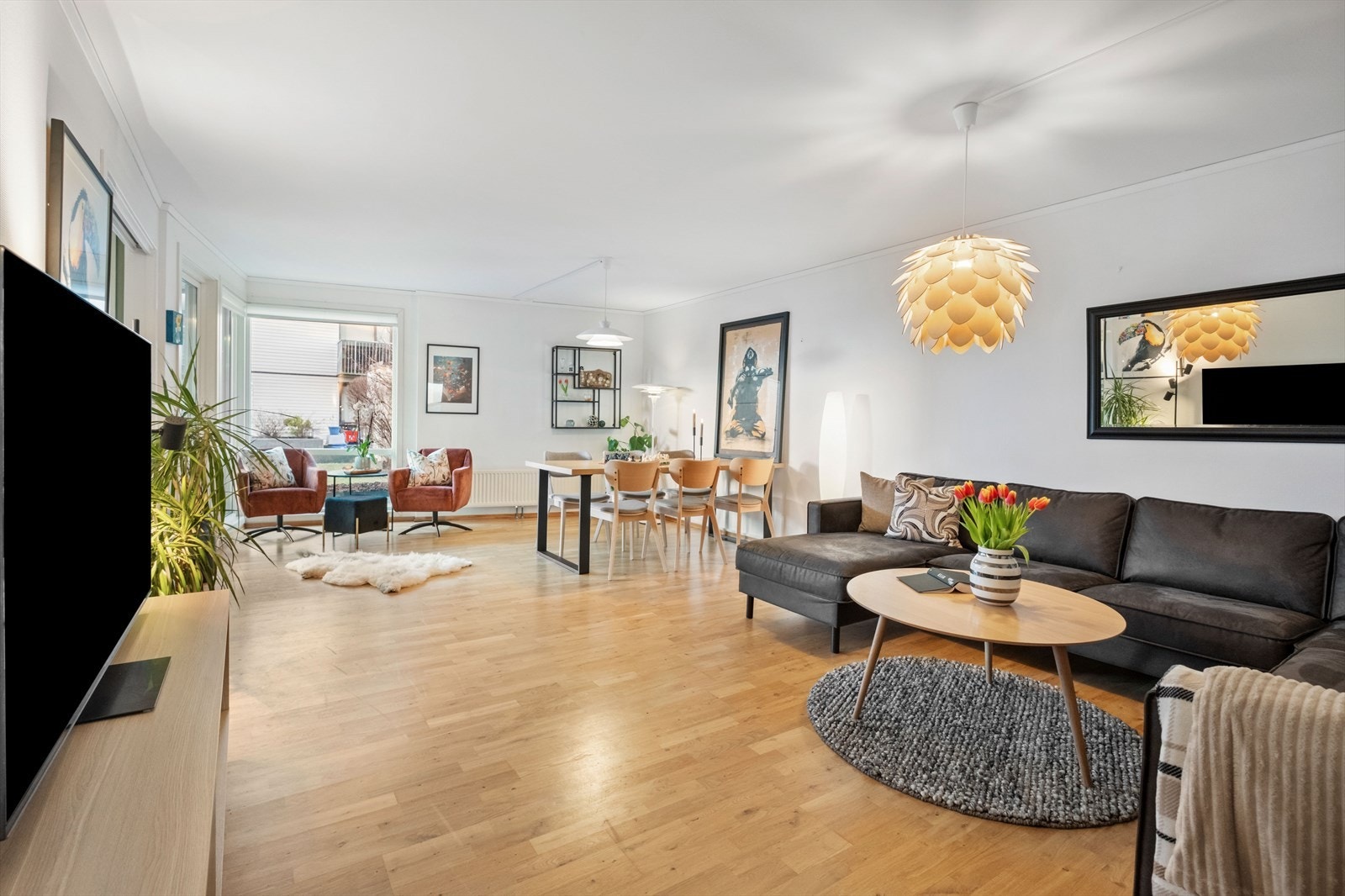 Lys og romslig stue. Galleribilde