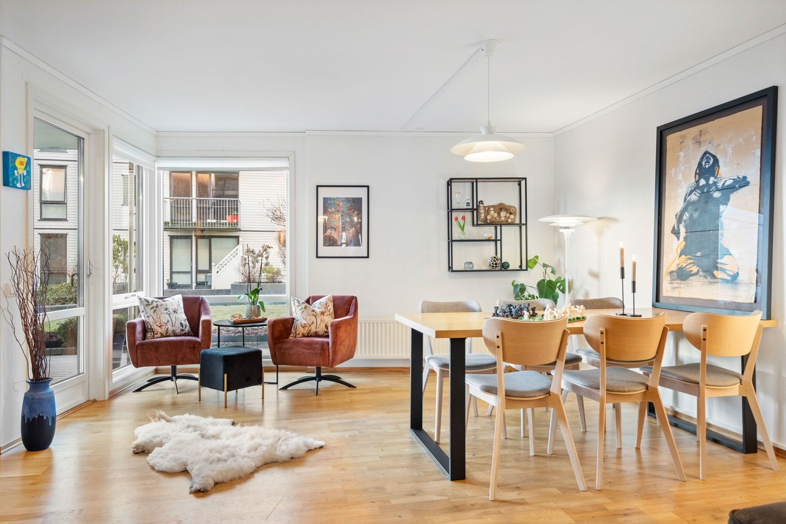 Fra stuen er det utgang til et tilknyttet uteområde, ideelt for sommerdager. Galleribilde