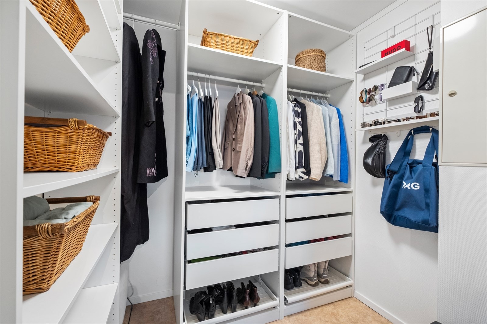 Romslig garderobeløsning Galleribilde