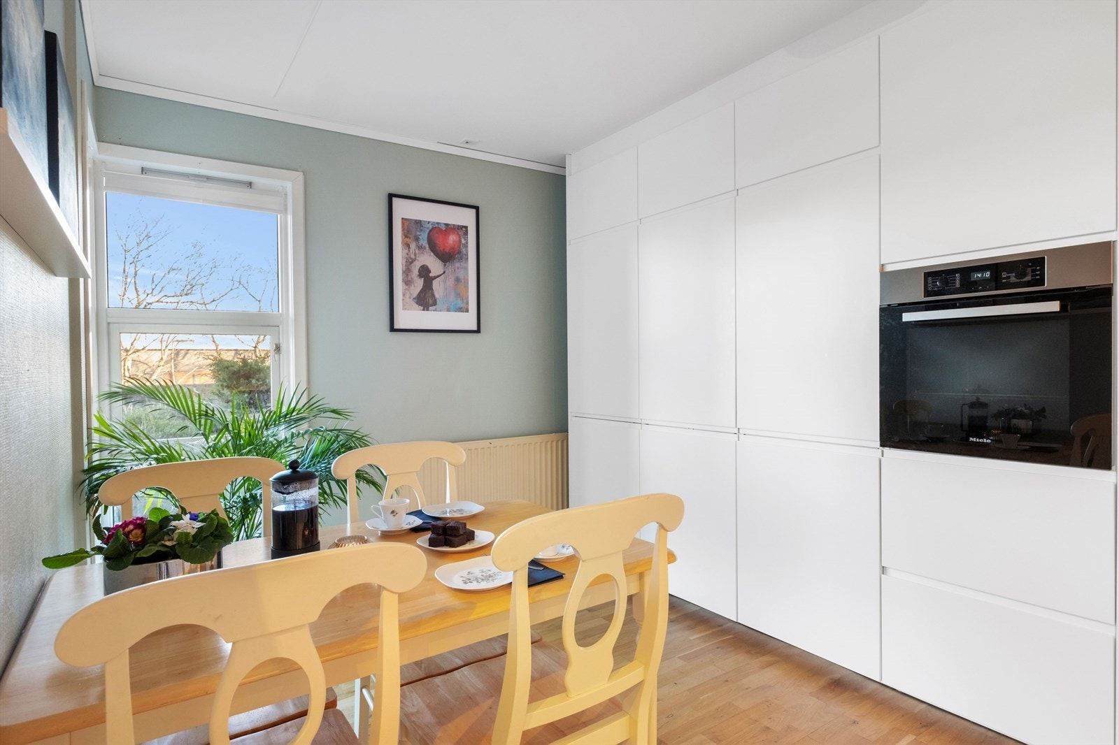 Det er integrert stekeovn og høyskap for optimal lagring. Galleribilde