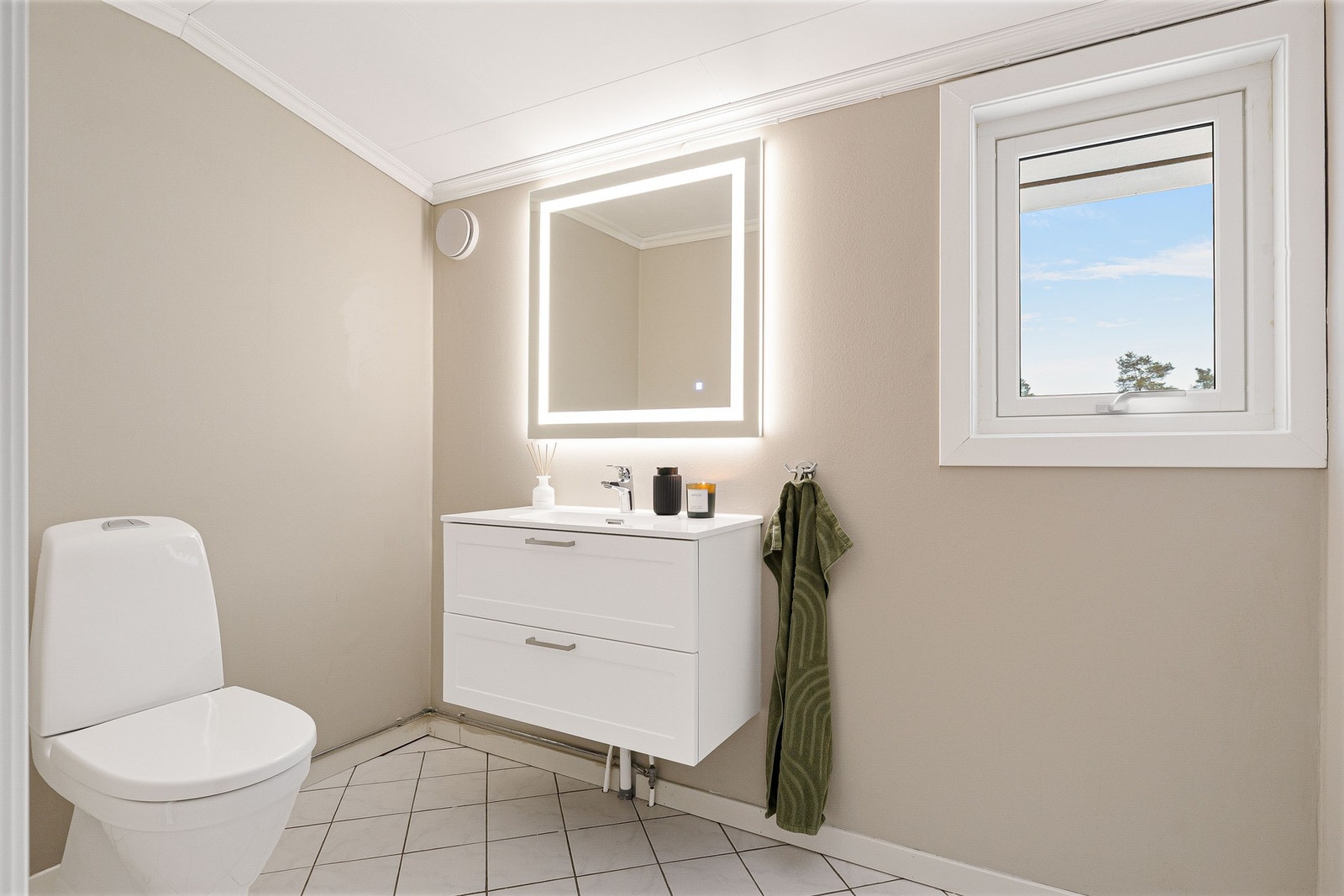 Toalettrom med flislagt gulv. Nedfelt seervant i innredning. Galleribilde