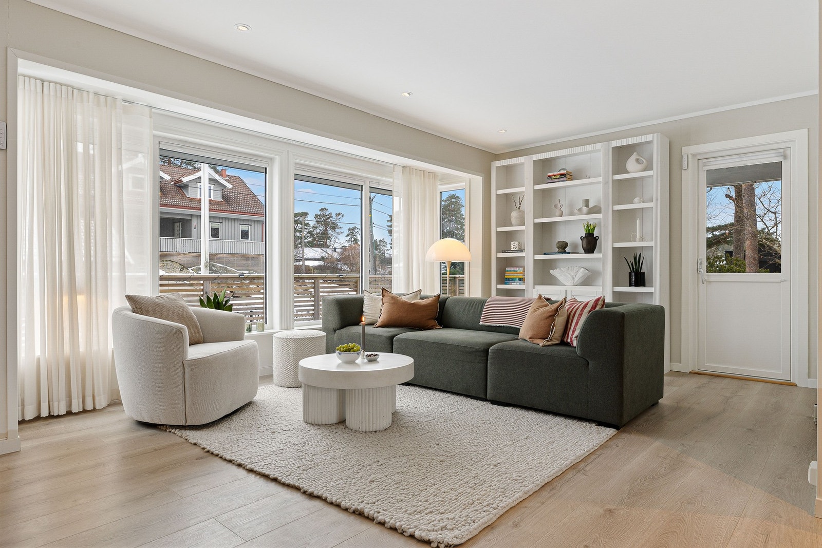 Stuen har store vinduer som gir mye naturlig lys og god plass til sofagruppe. Galleribilde