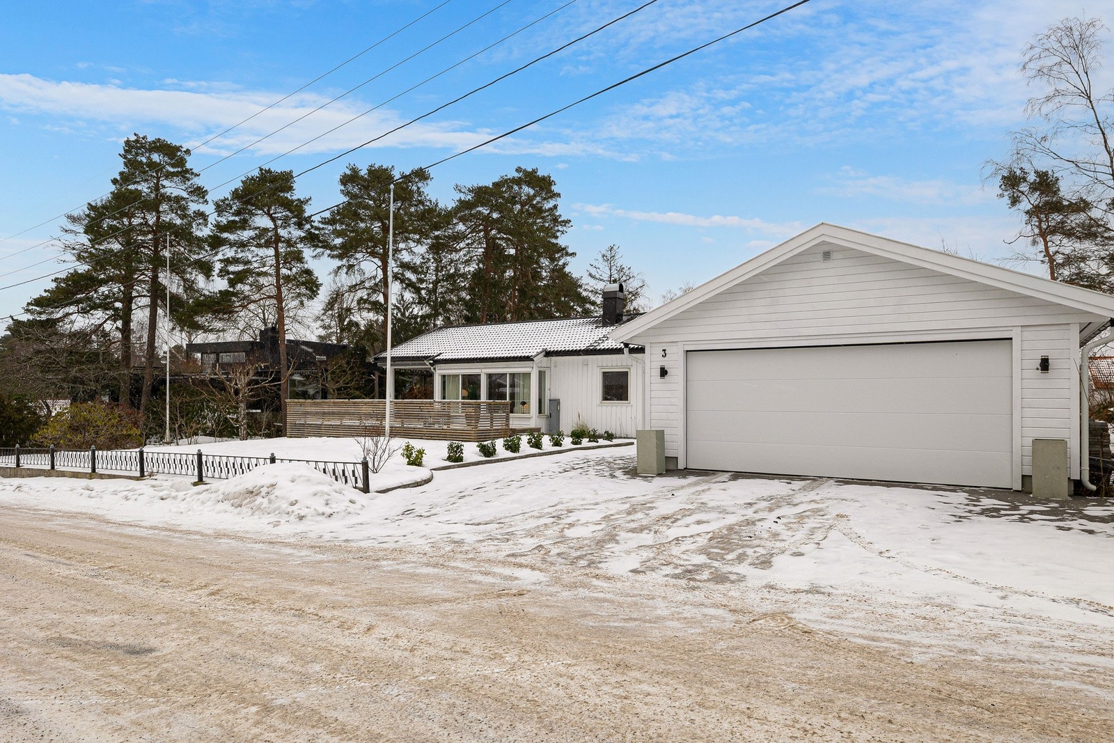 Dobbelgarasje og asfaltert gårdsplass. Galleribilde