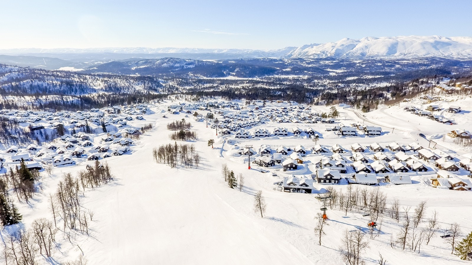 Området vinterstid. Rauland Skisenter tilbyr flere spisesteder, 25 nedfarter og 11 heiser Galleribilde
