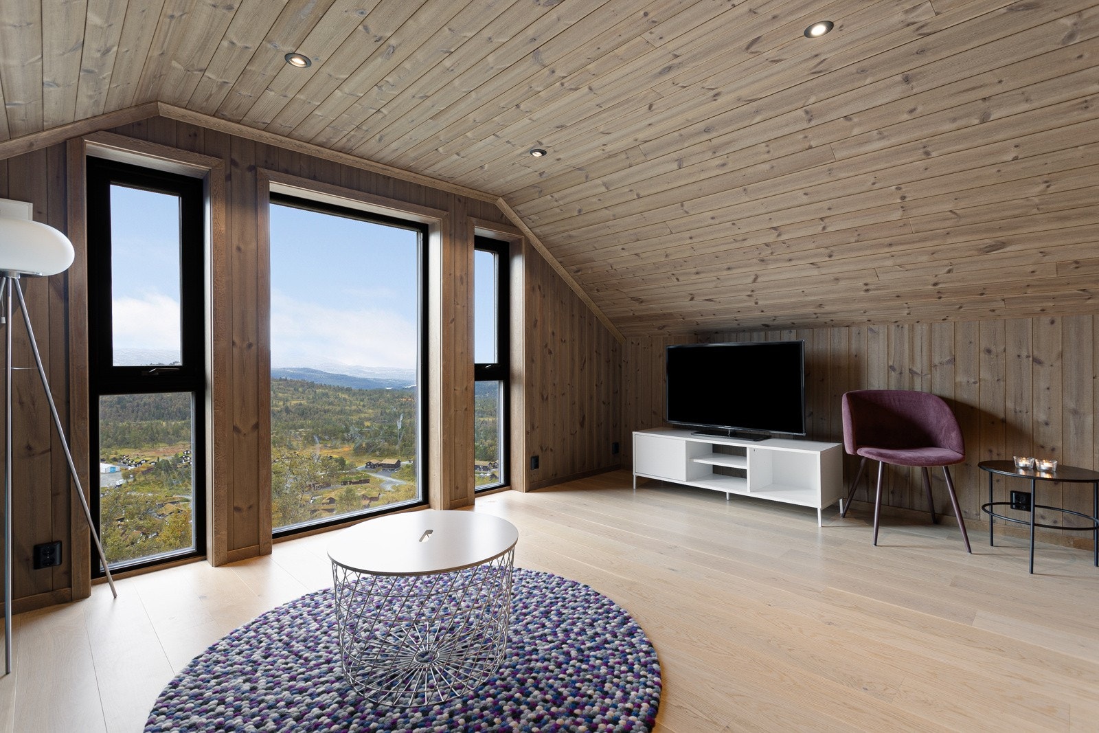 Loftstuen er klargjort for oppsett av en lettvegg/delevegg som enkelt gir deg fordelen av soverom nr.4 samt loftstue. Det elektriske er allerede klargjort med to ulike soner for lys. Galleribilde