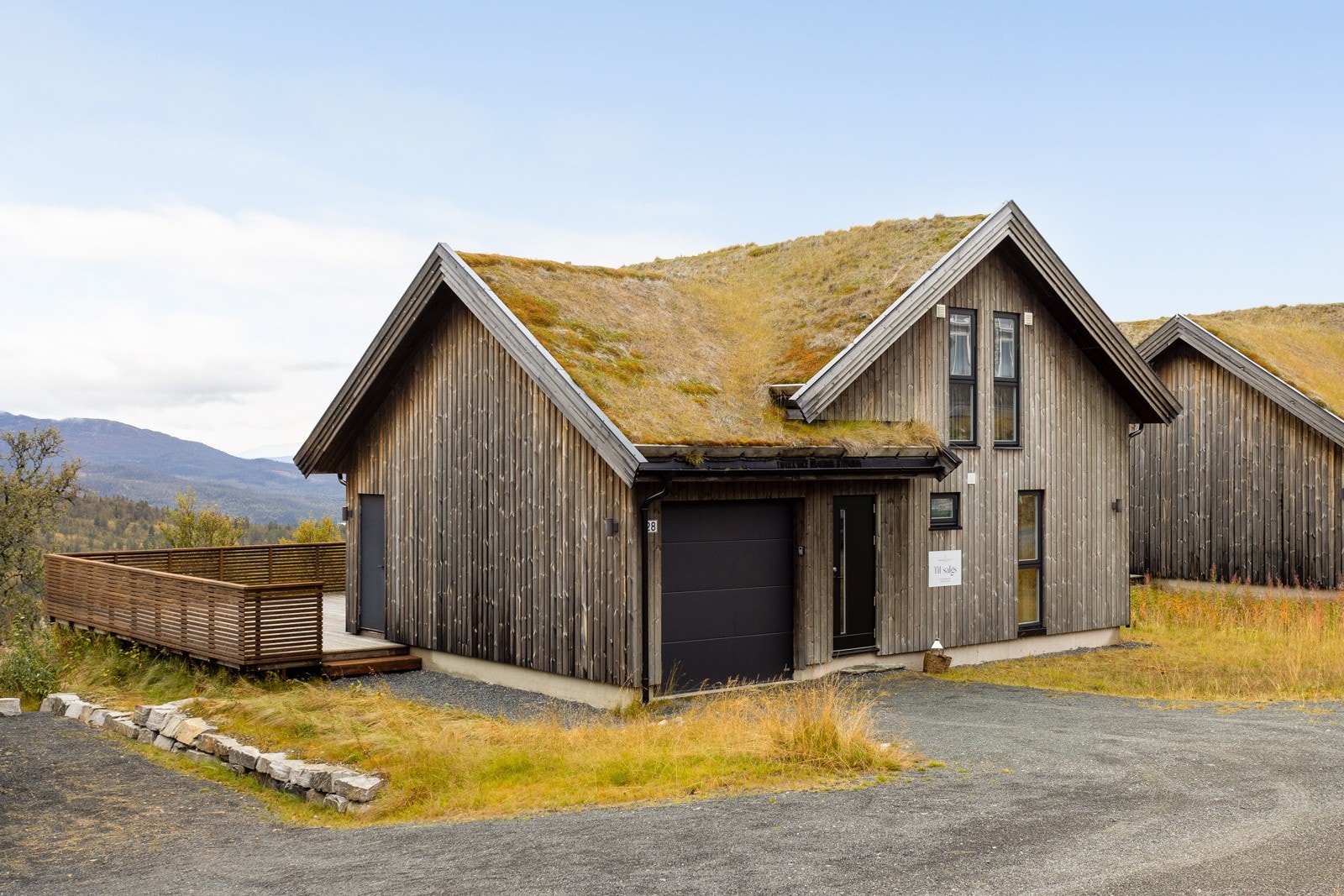 Parkering i egen gårdsplass samt i garasje med elktrisk port og sportsdør inn på siden Galleribilde