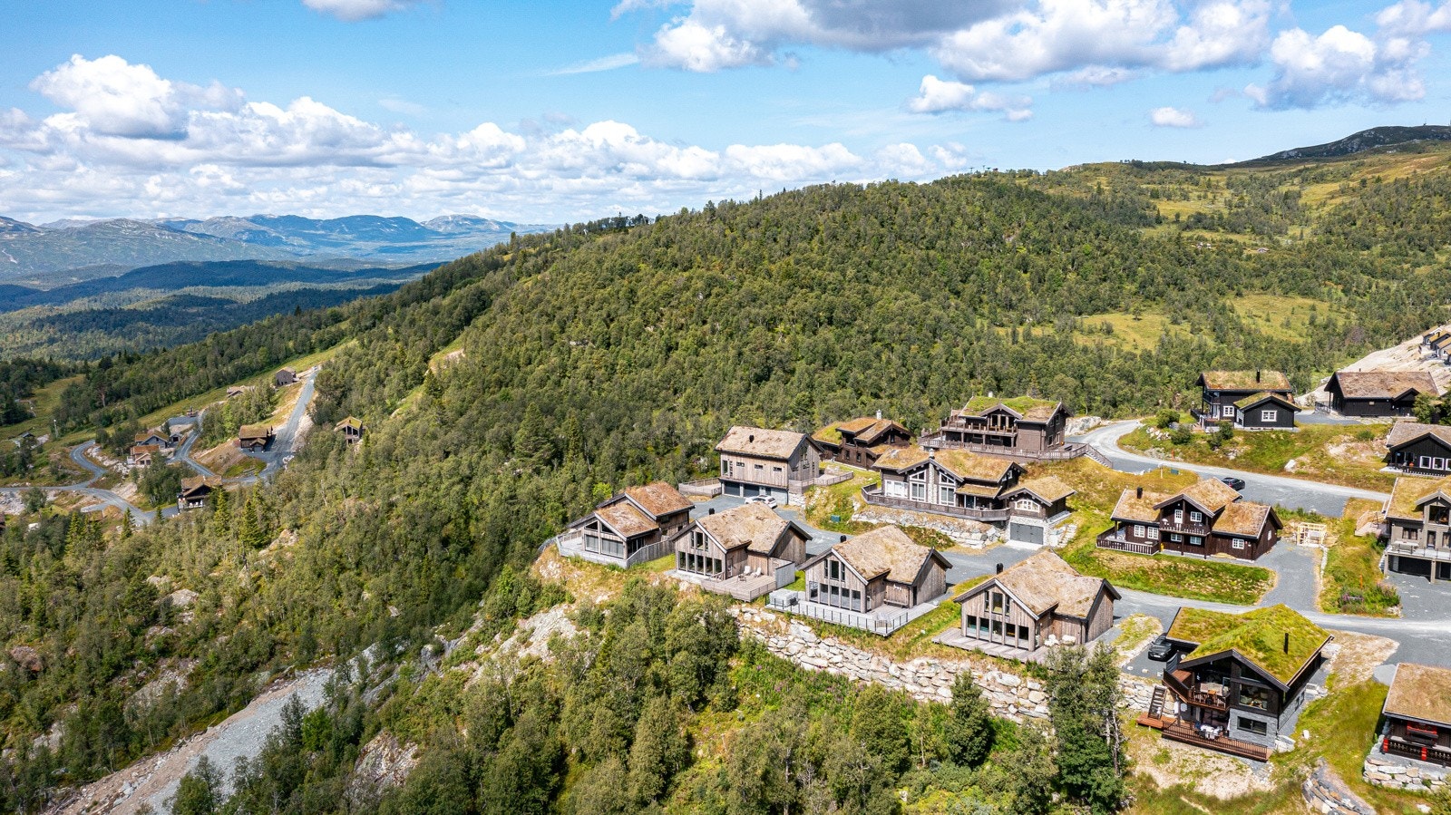 Tomten ligger mot enden av en blindvei, stille og avslappende, samtidig som at man har kort gange til alle fasiliteter i området Galleribilde