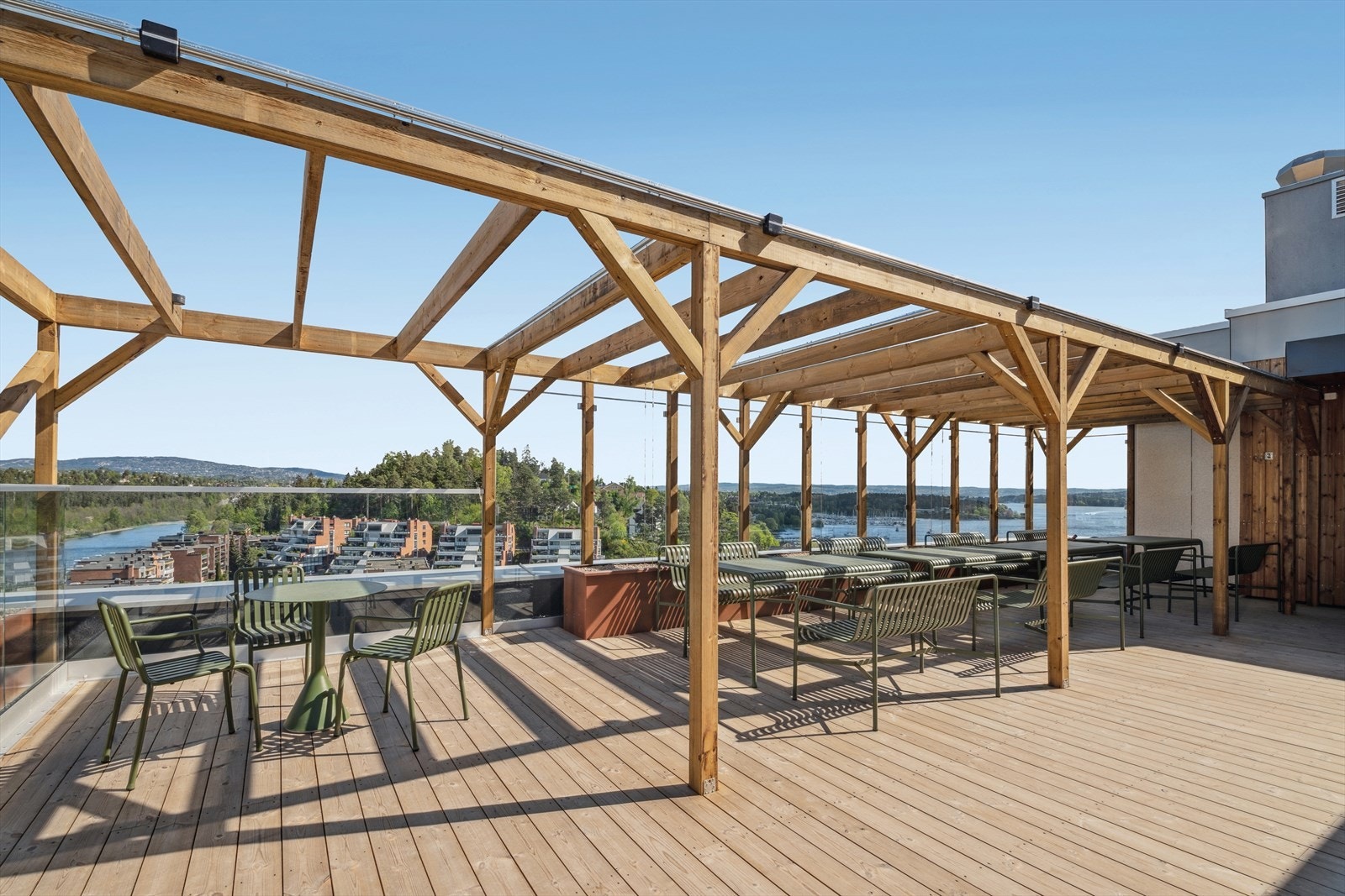 Alle leiligheter har bruksrett til felles takhage på plan 6 og felles takterrasse på plan 14. Galleribilde