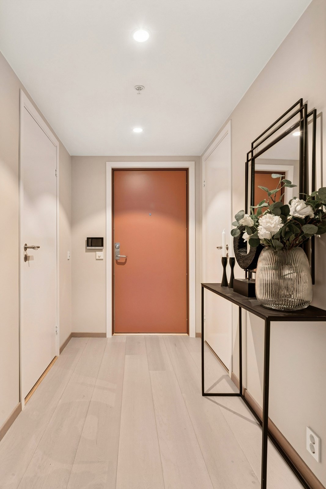 Romslig entré med direkte adkomst til bod Galleribilde