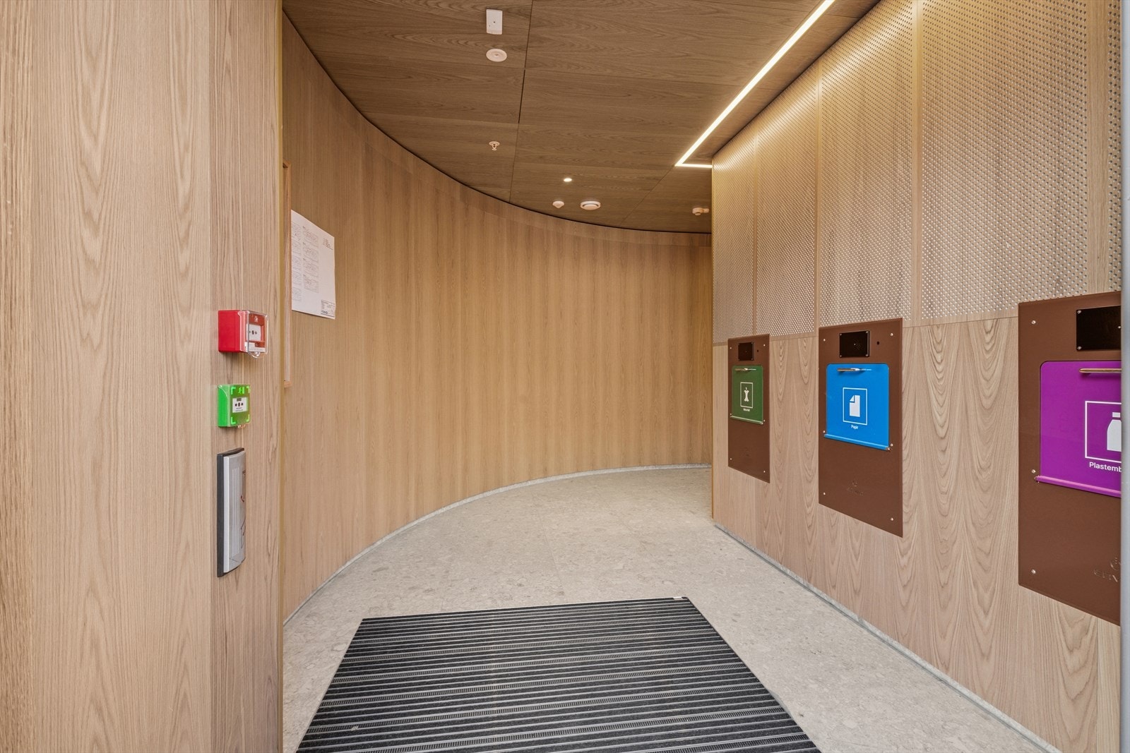 Gjennomført inngangsparti med moderne uttrykk Galleribilde