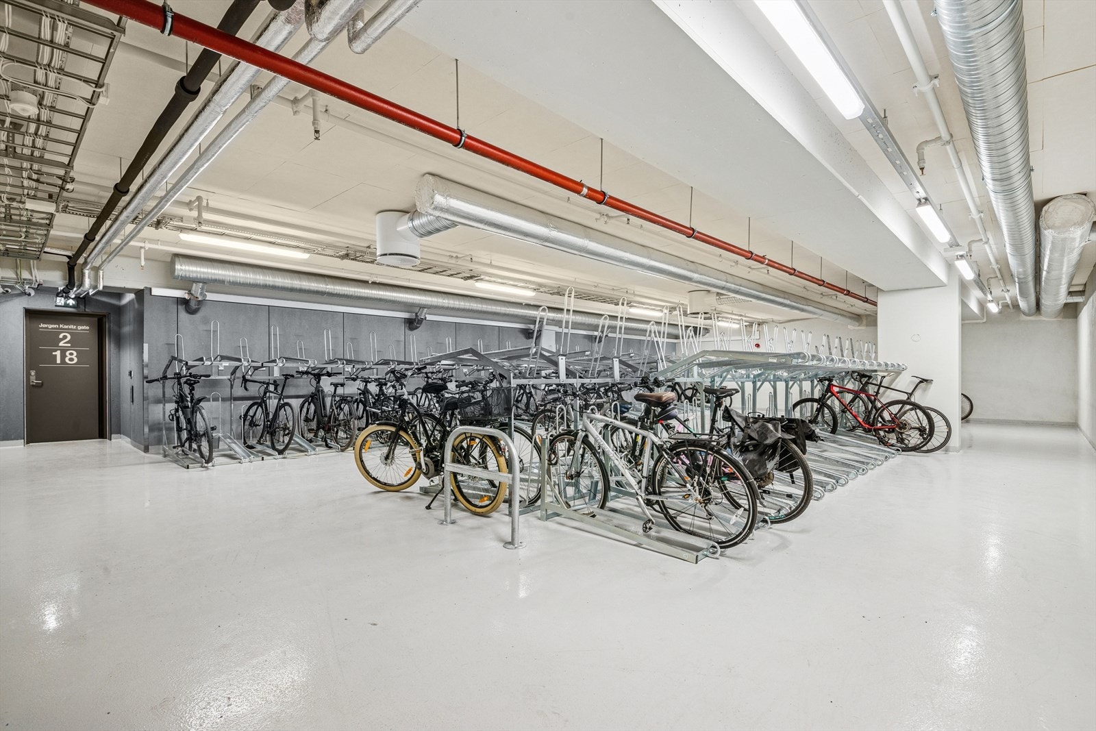 Sykkelparkering i kjelleren med egen sykkelheis fra inngangsparti Galleribilde