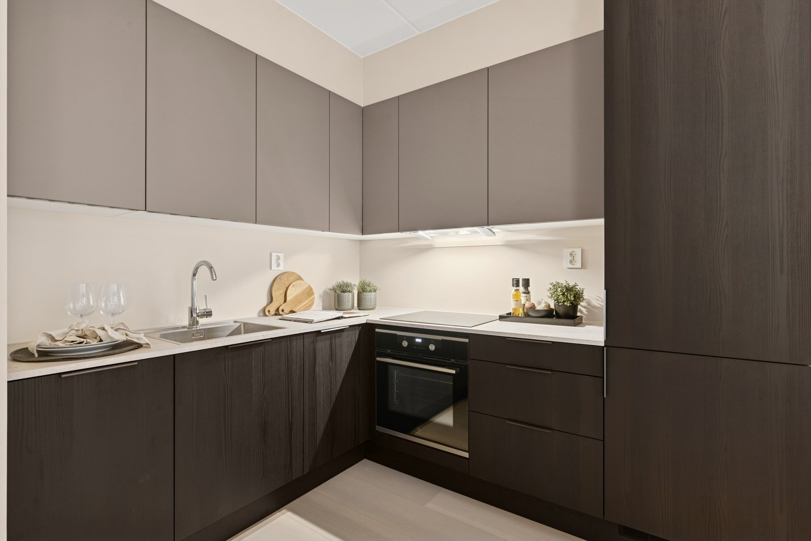 Delikat og moderne kjøkken som sikrer deg rikelig med skap - og benkeplass. Hvitevarer er selvsagt integrert. Galleribilde