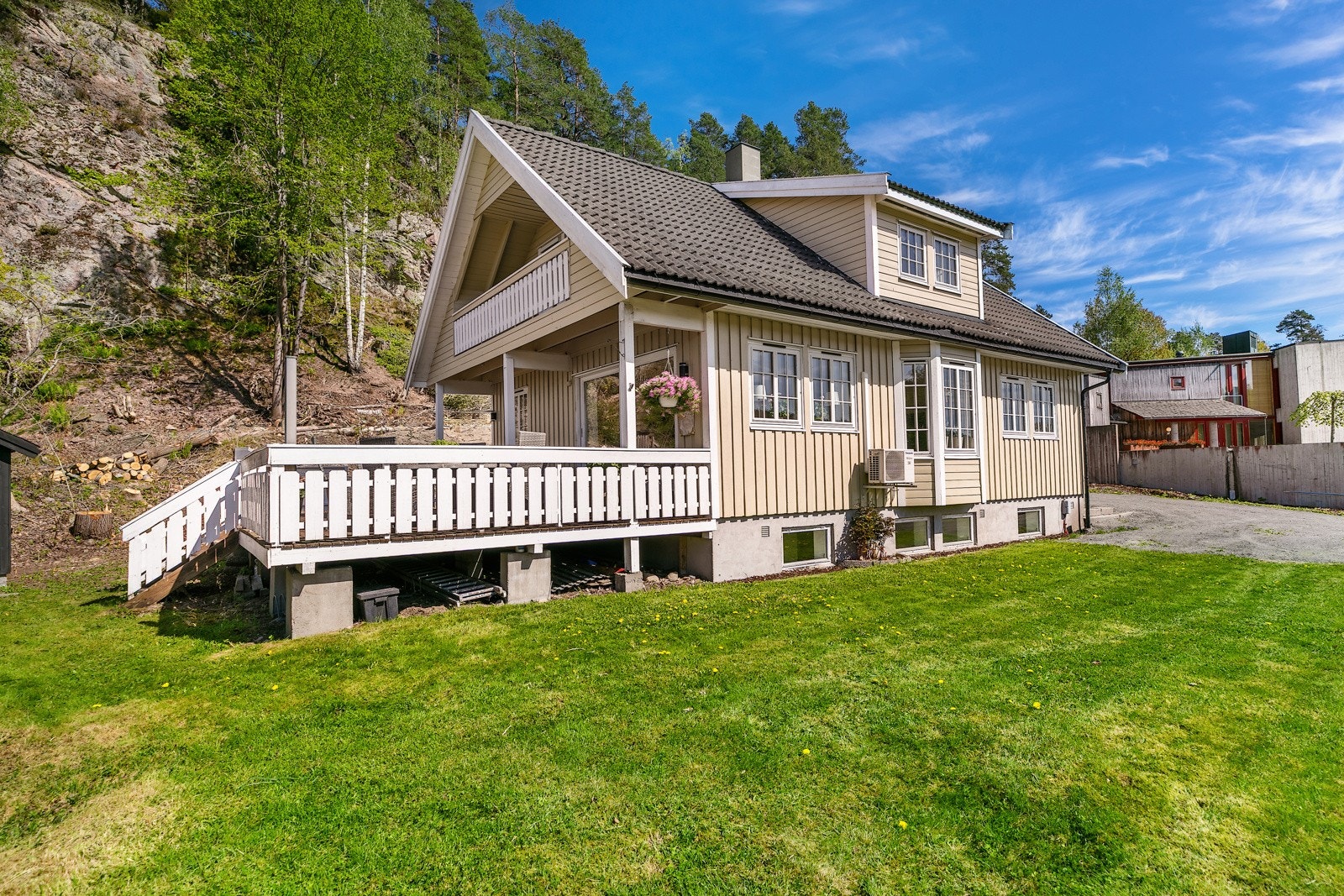 Stor og usjenert terrasse utenfor stue Galleribilde