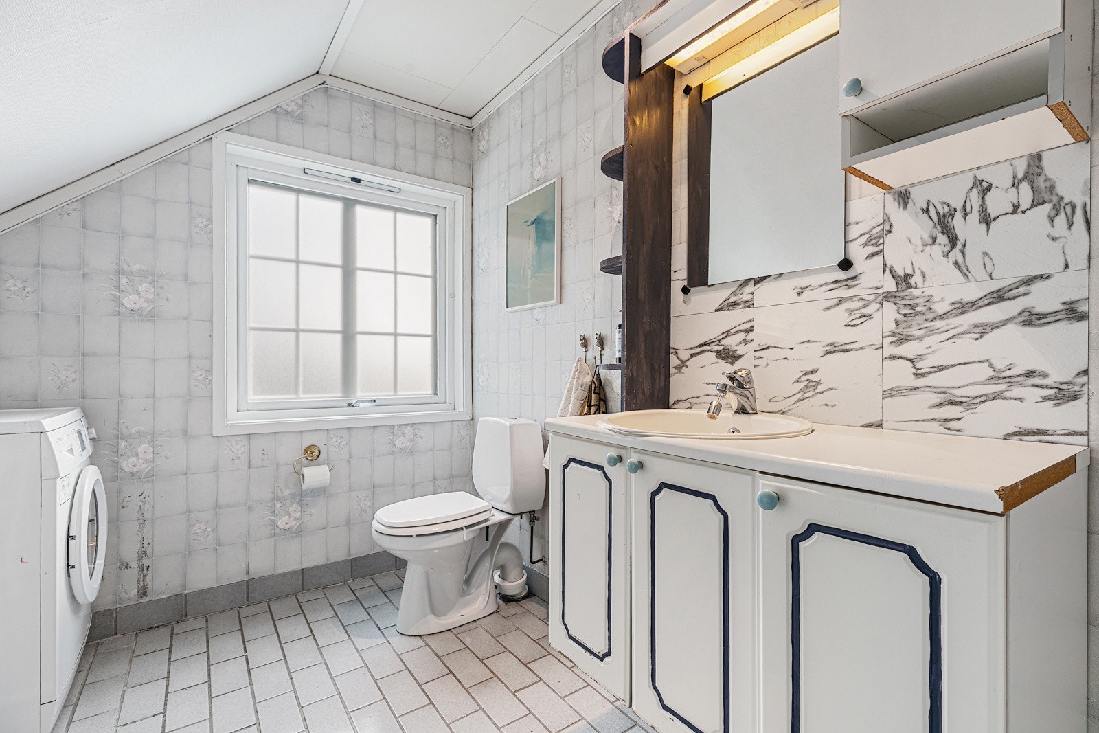 Det er eget vaskerom i 1. etasje, men selger har også hatt vaskemaskinen her. Galleribilde