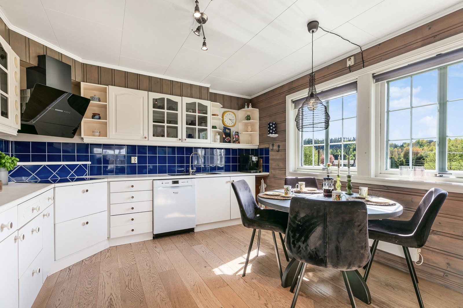 Koselig kjøkken med spiseplass Galleribilde