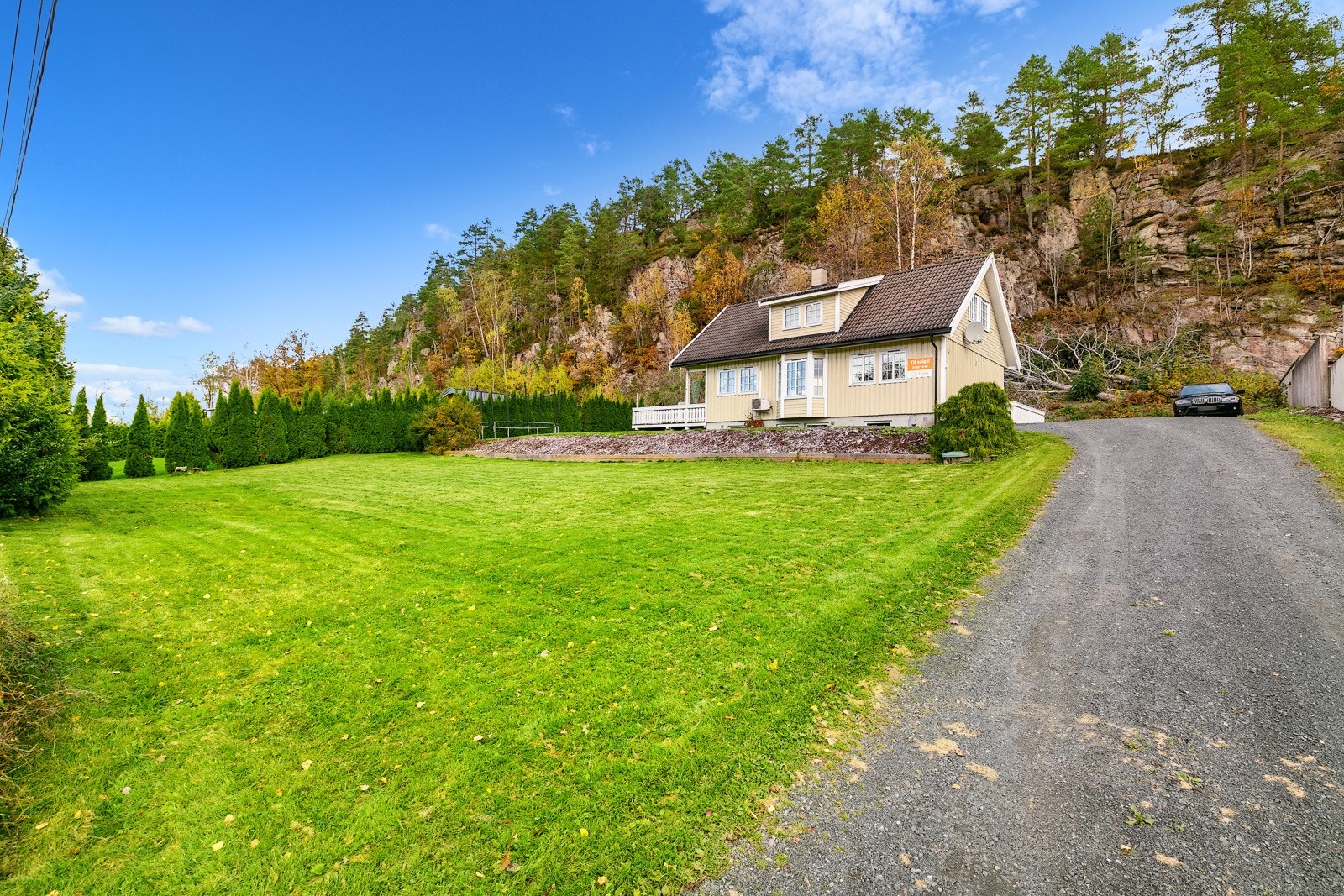 Eiendommen har stor tomt og opparbeidet hage Galleribilde