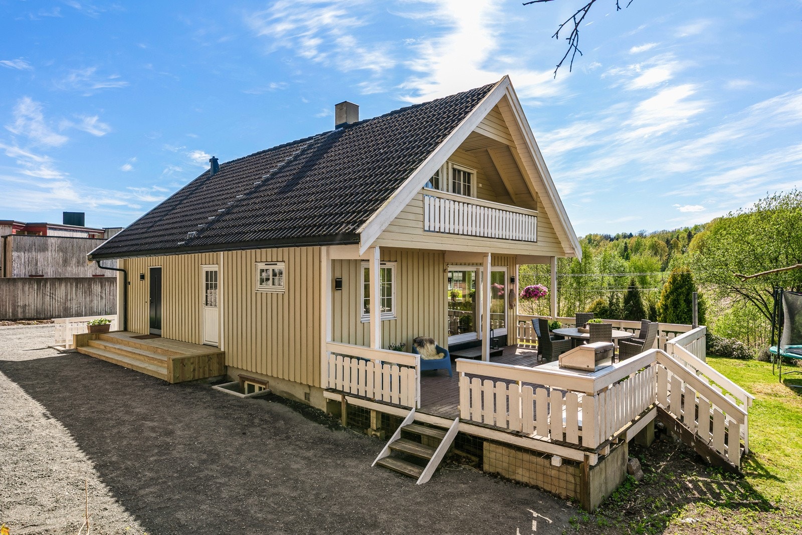 Eiendommen har veldig gode solforhold og terrassen har sol til sent på kvelden Galleribilde