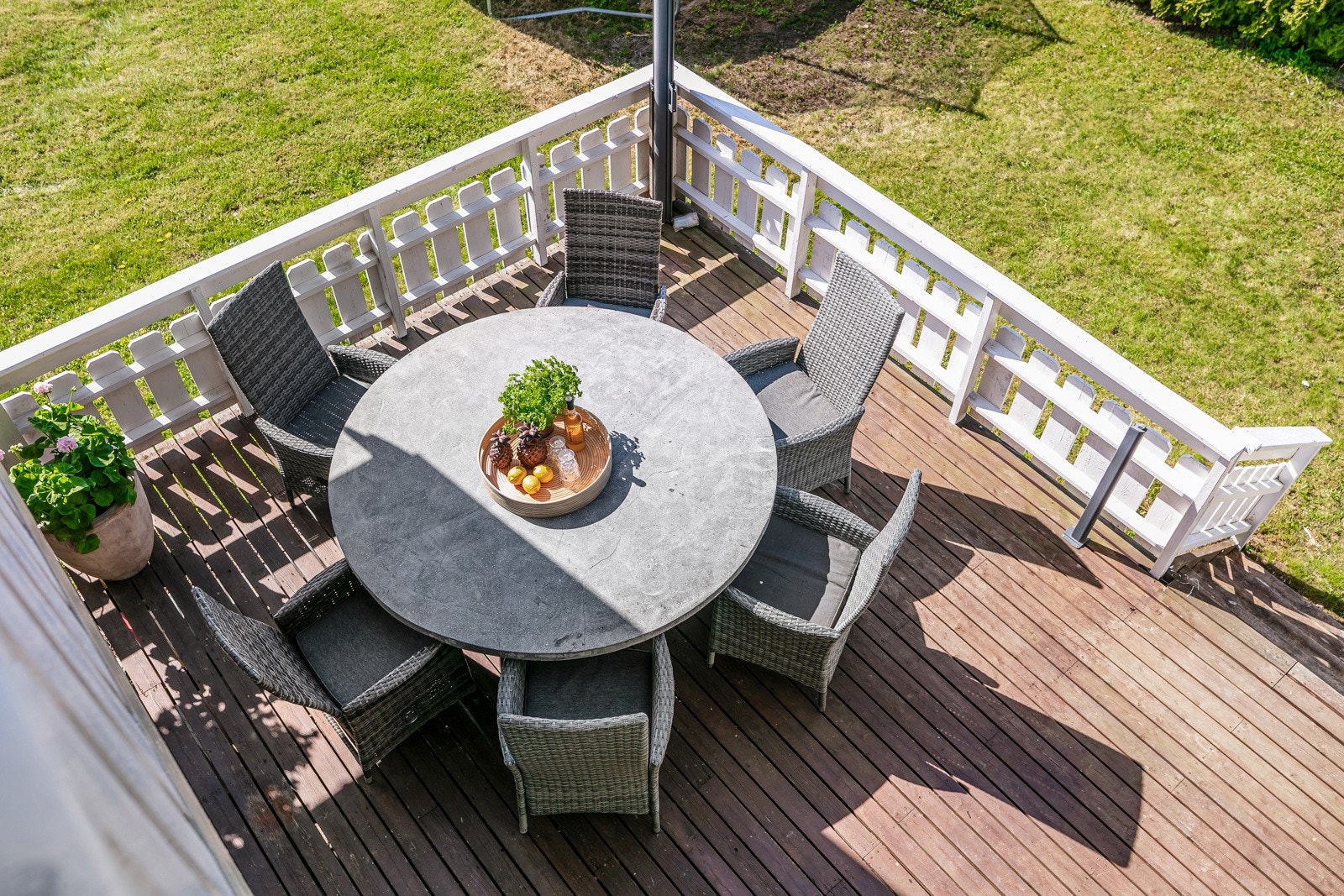 Det runde spisebordet har støpt betongplate og bordet medfølger i handelen Galleribilde