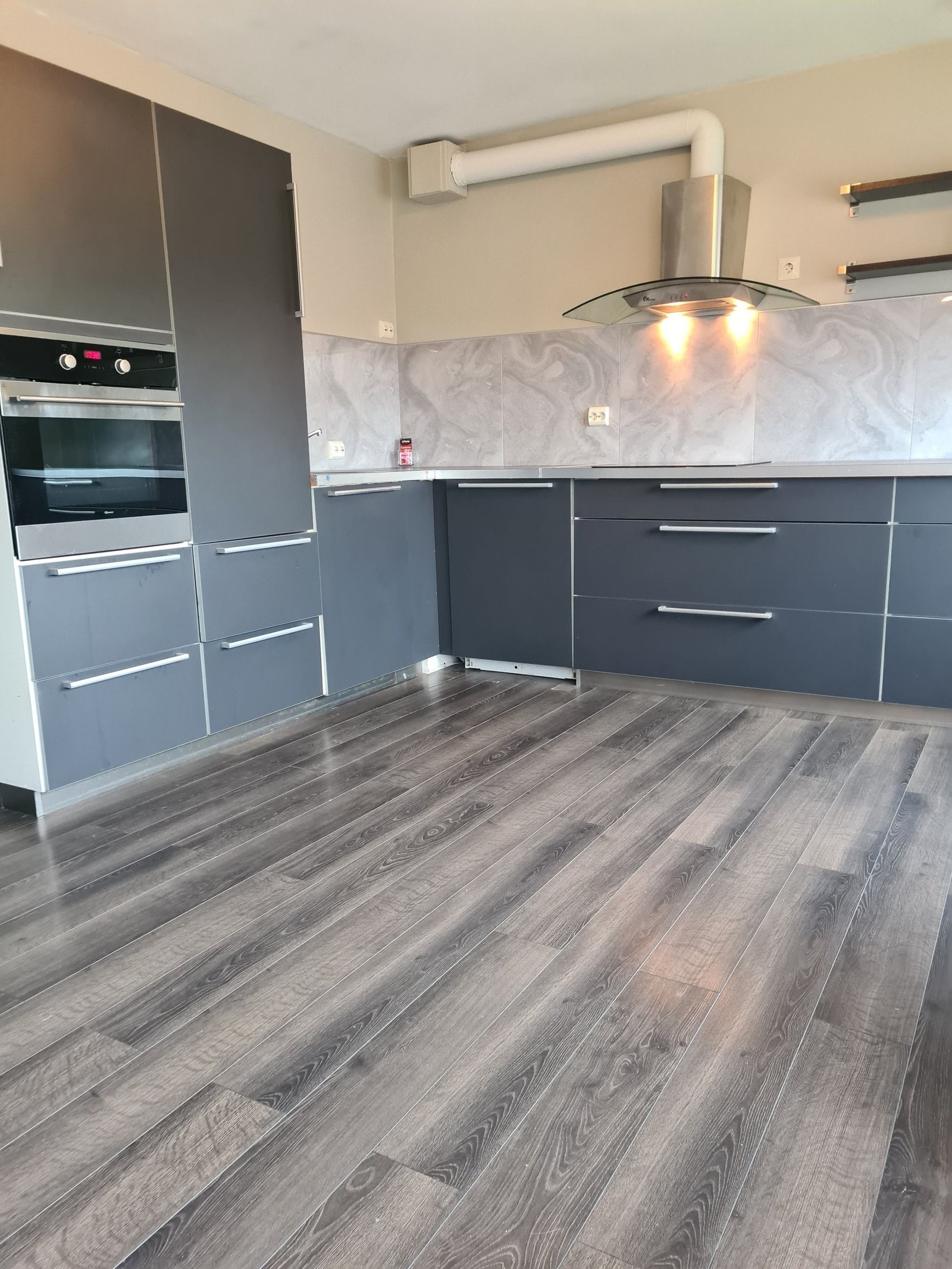 Det er god benkeplass til baking og annen kokkelering. Integrert stekeovn i høyden. Galleribilde