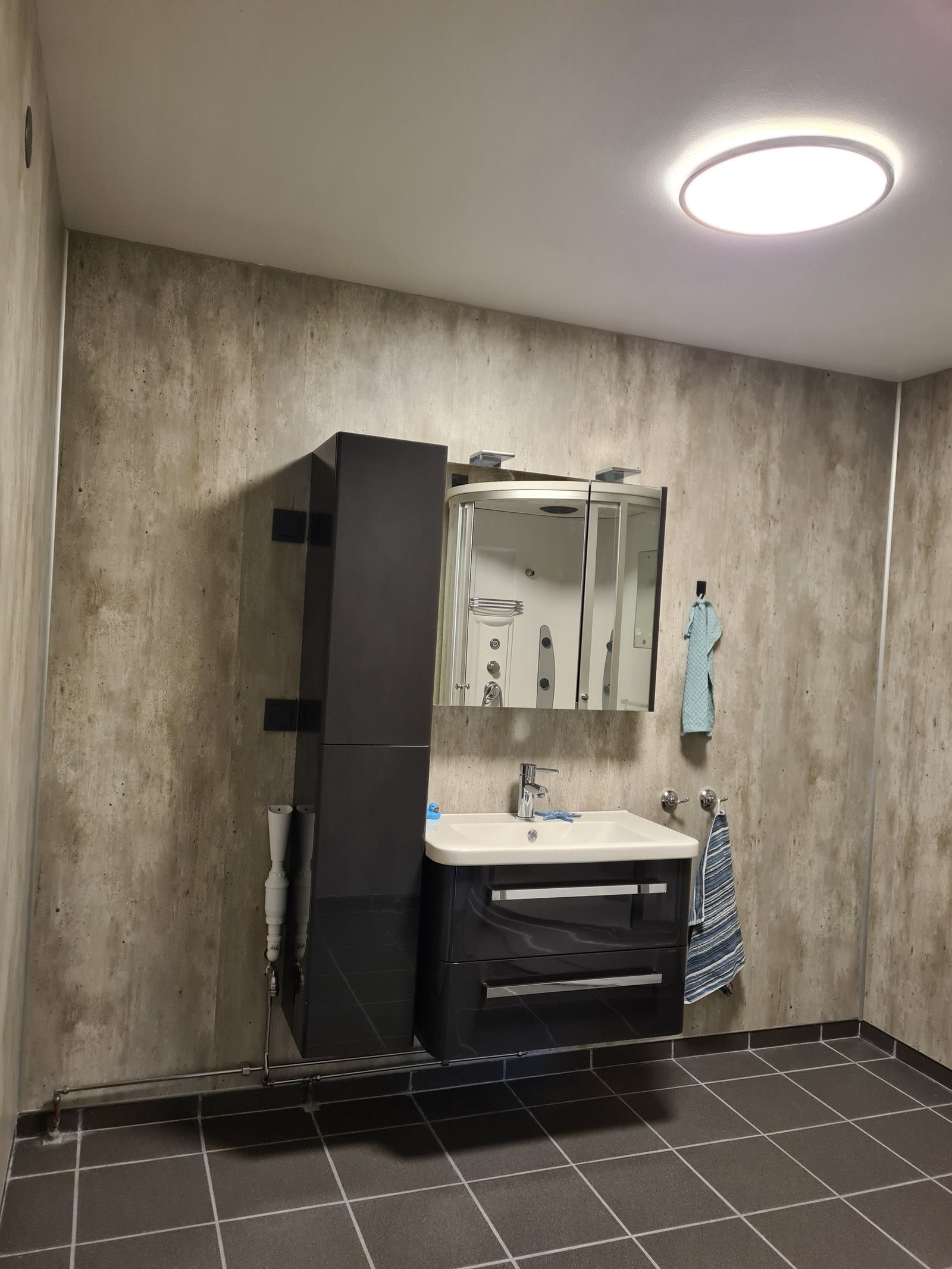 Bad i underetasjen. Rommets overflate består av fliser og har lufteventil. Galleribilde