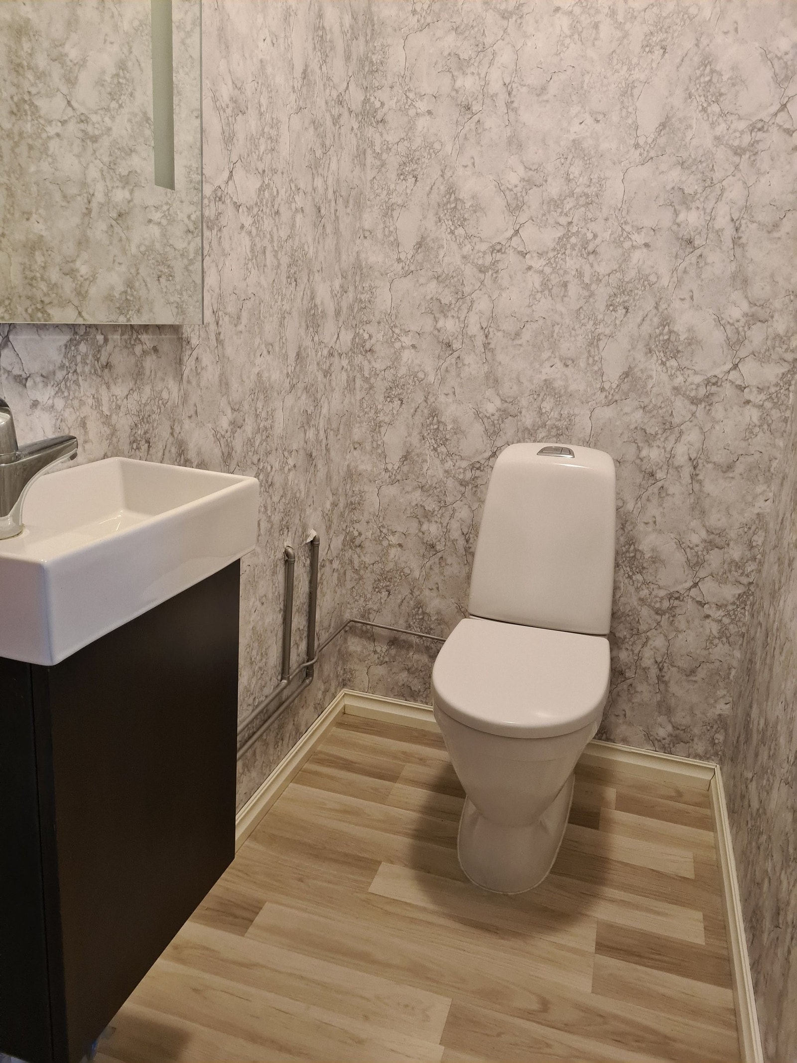 WC pusset opp 2023. Ekstra lys på speilet Lufteventil i vegg. Galleribilde