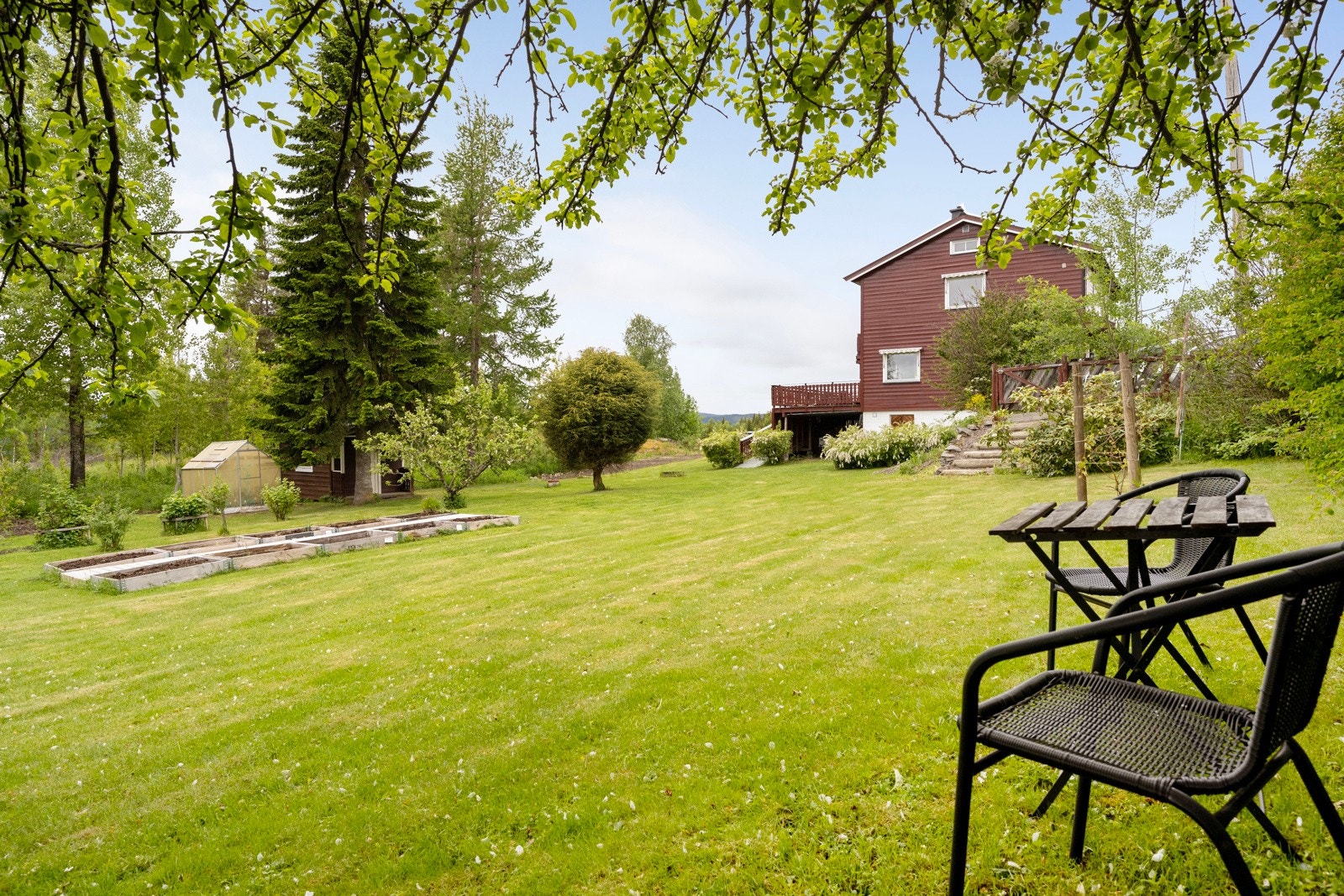 Her finner du en pen enebolig med landlig og fin beliggenhet kun 5 minutter fra Hov sentrum Galleribilde