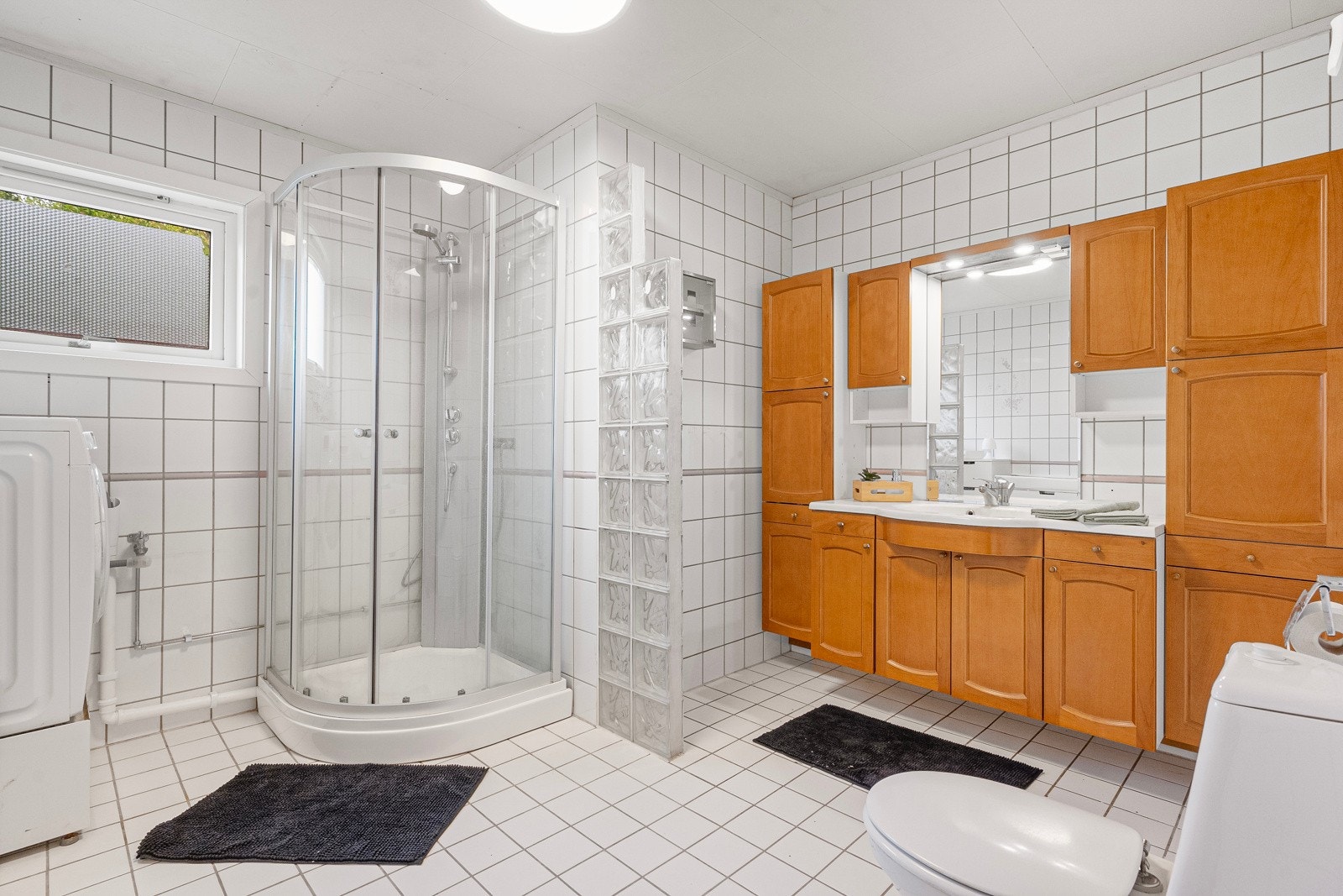 Badet er fra 1993 og har overflater på gulv og vegger av fliser. Galleribilde