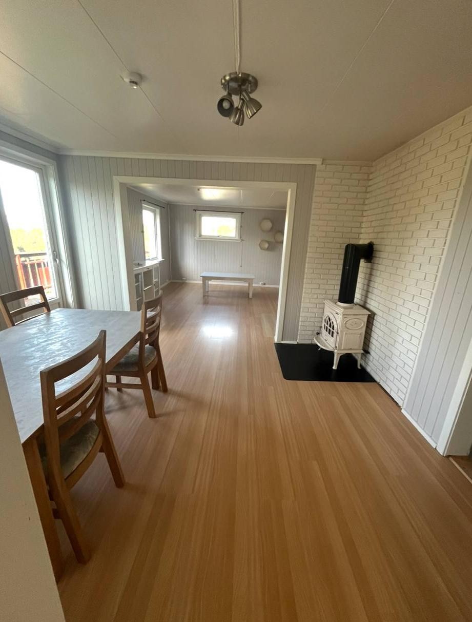 Utleiedel er utleid p.t og leieforholdet / leieavtale medfølger i handelen (leieinntekter på kr. 5900,- pr mnd og det er 3 måneders oppsigelse). Galleribilde