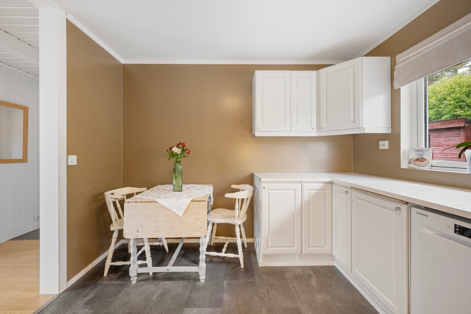 Plass til spisebord på kjøkkenet Galleribilde