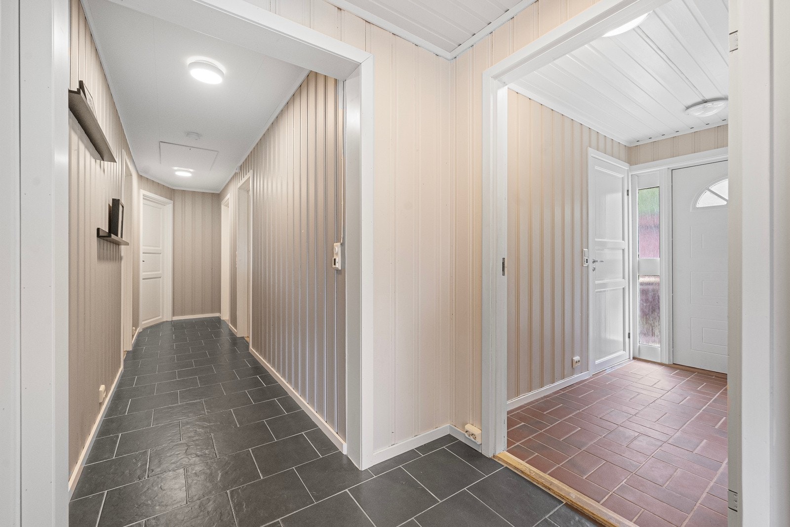 Boligen er gjennom årene godt vedlikeholdt og delvis modernisert, og fremstår som en innflyttingsklar bolig med mange muligheter Galleribilde