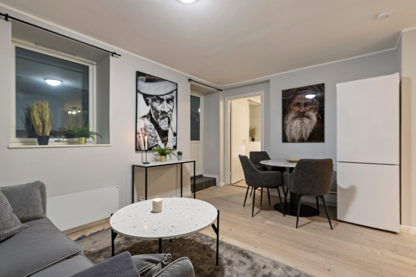 Direkte utgang til borettslagets fellesområde med sittegruppe. Galleribilde