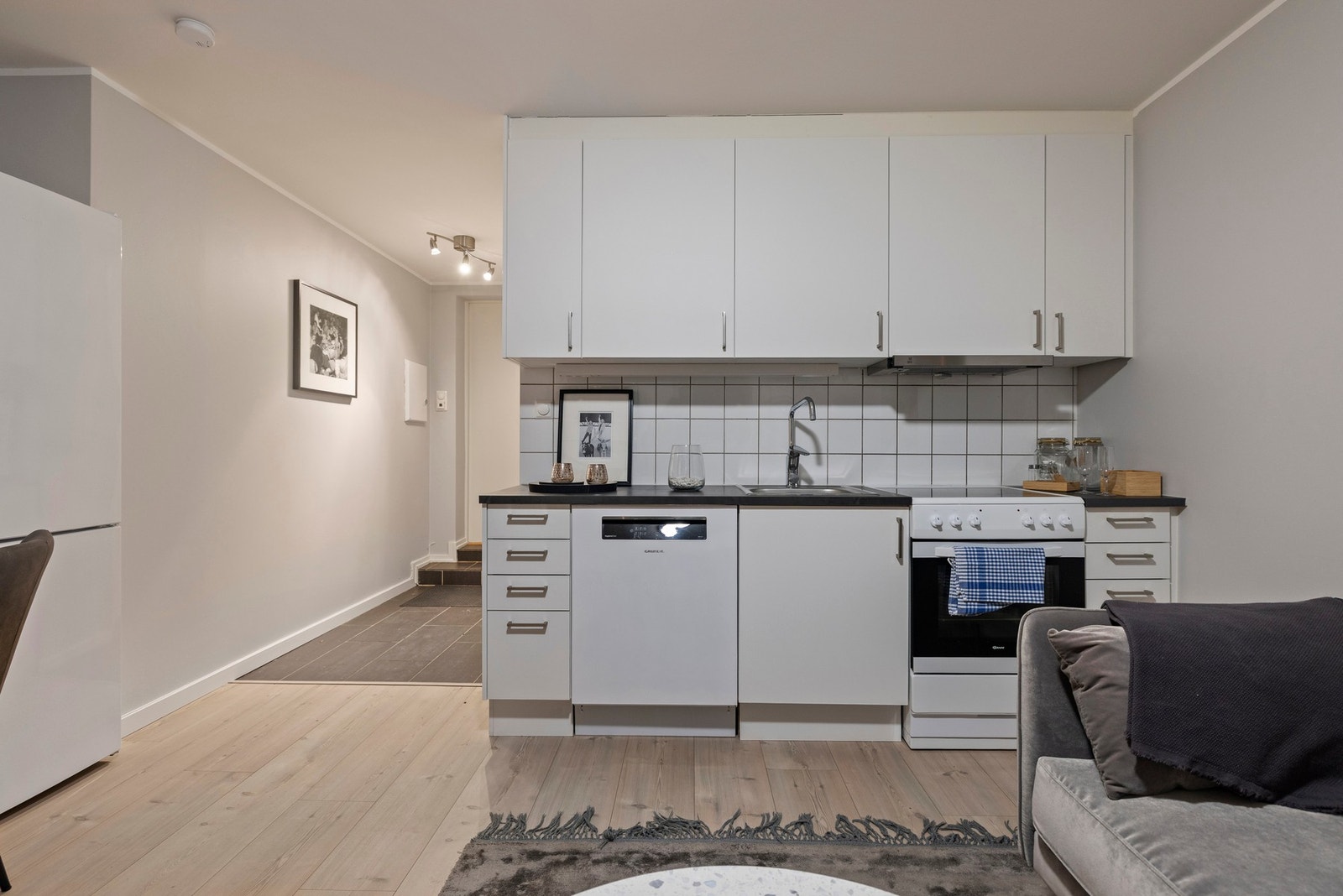 Moderne og lys kjøkkeninnredning i åpen løsning. Godt med skap- og benkeplass. Galleribilde