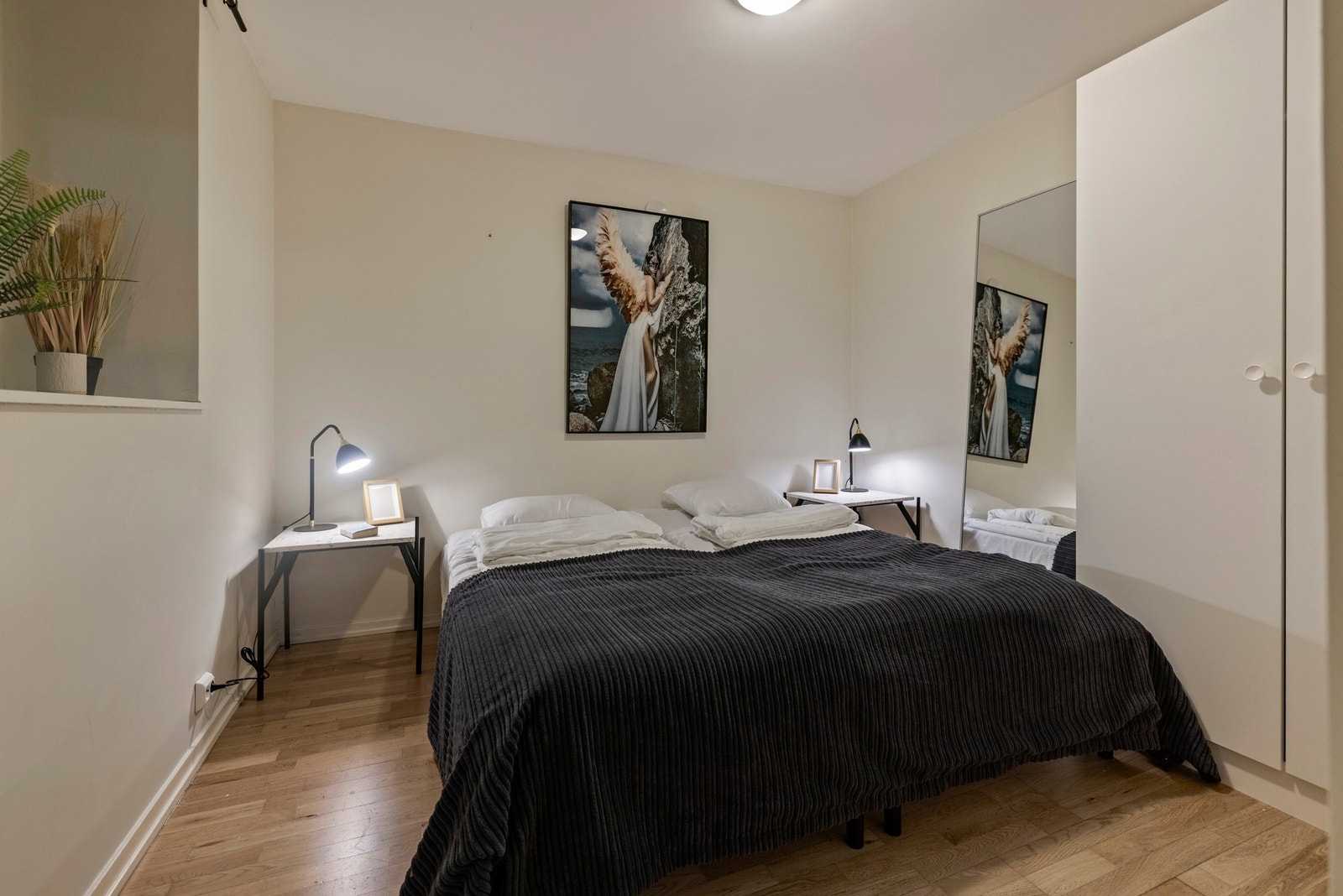 Romslig soverom med plass til dobbeltseng, nattbord og garderobeskap. Galleribilde