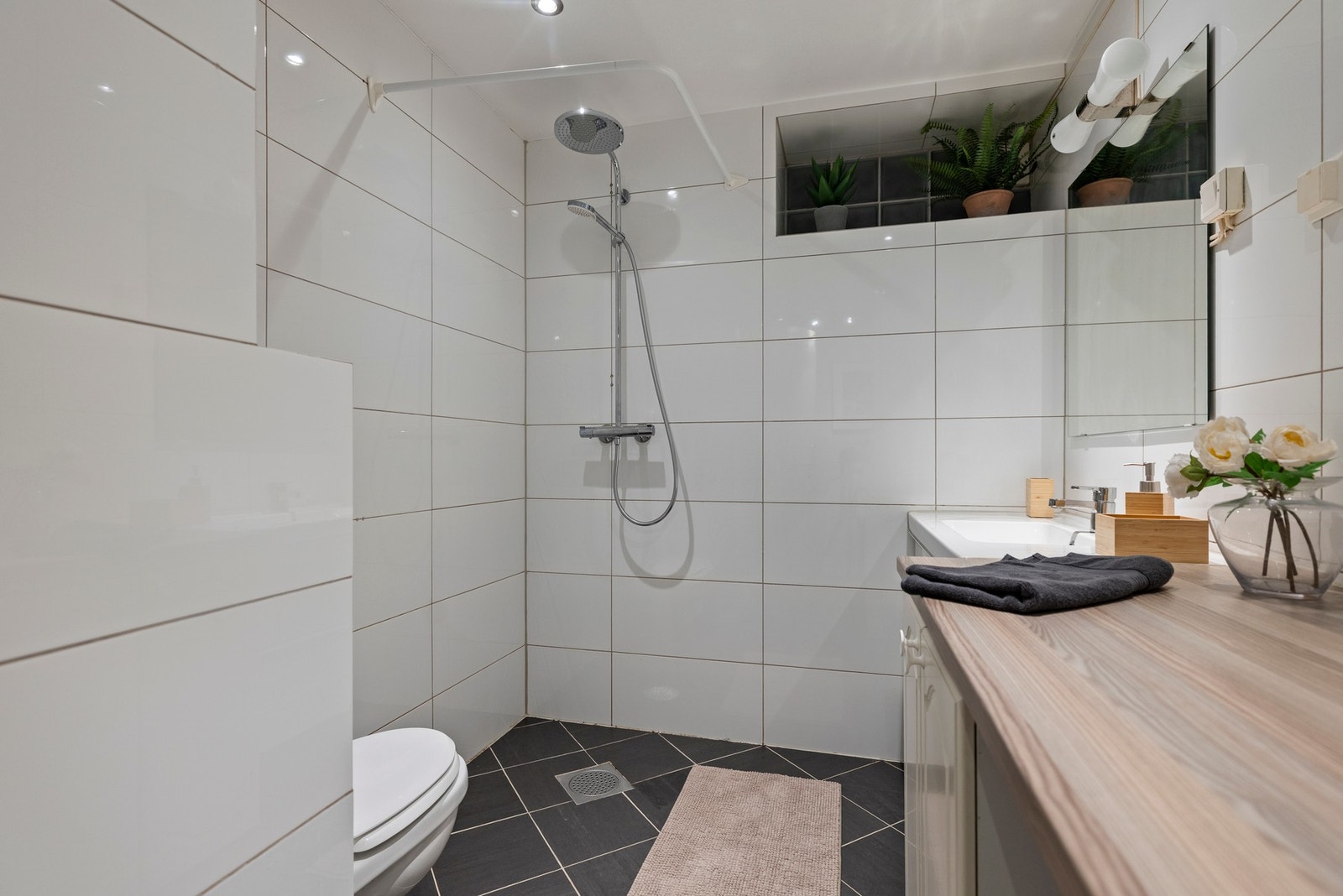 Pent flislagt baderom med varmekabler. Galleribilde