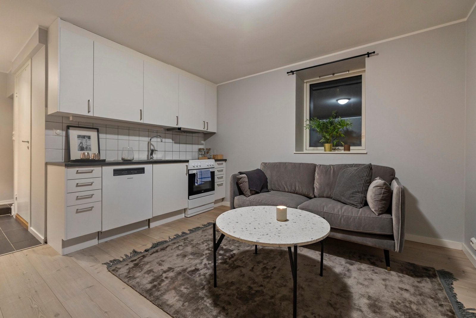 Luftig og åpen løsning med hele tre vindusflater i stuen. Galleribilde