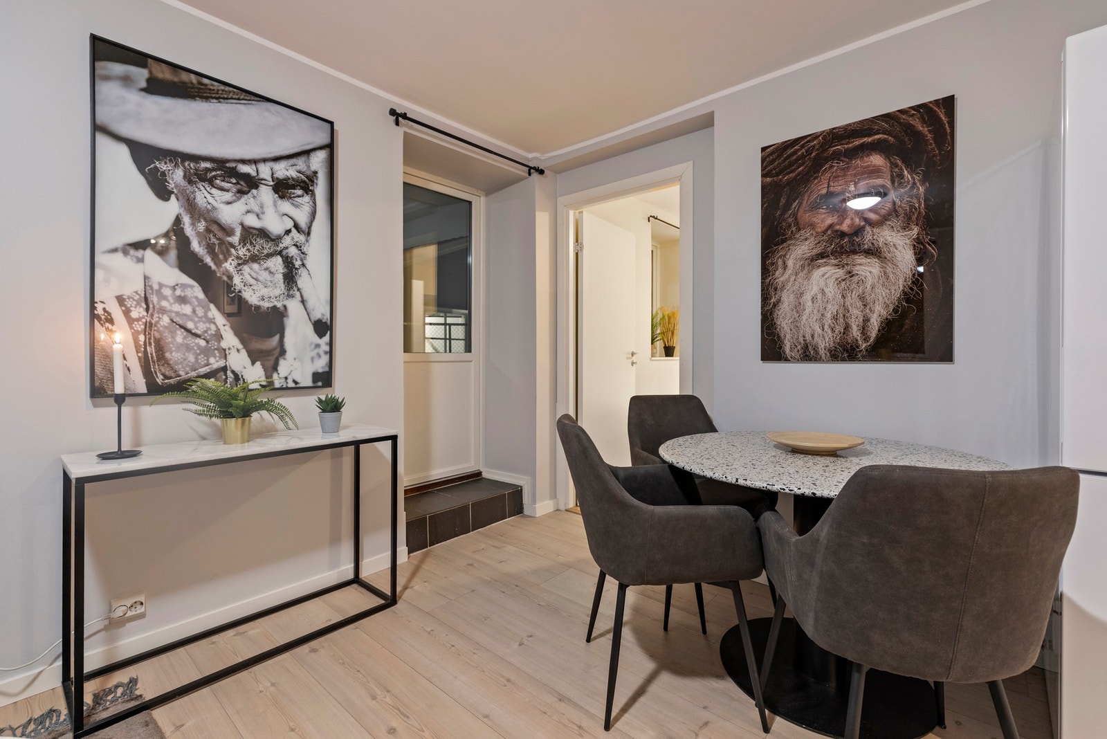 Plass til hyggelig spisegruppe tilknyttet kjøkkenet. Galleribilde