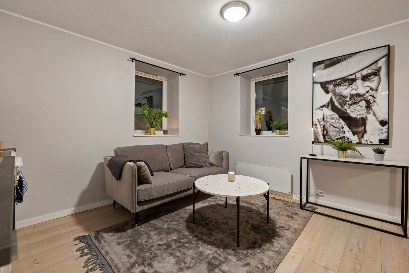 Lysinnslipp fra to himmelretninger i stuen. Dette er en kvalitet svært få leiligheter har. Enkelt å innrede med både sofa og spisestue. Galleribilde