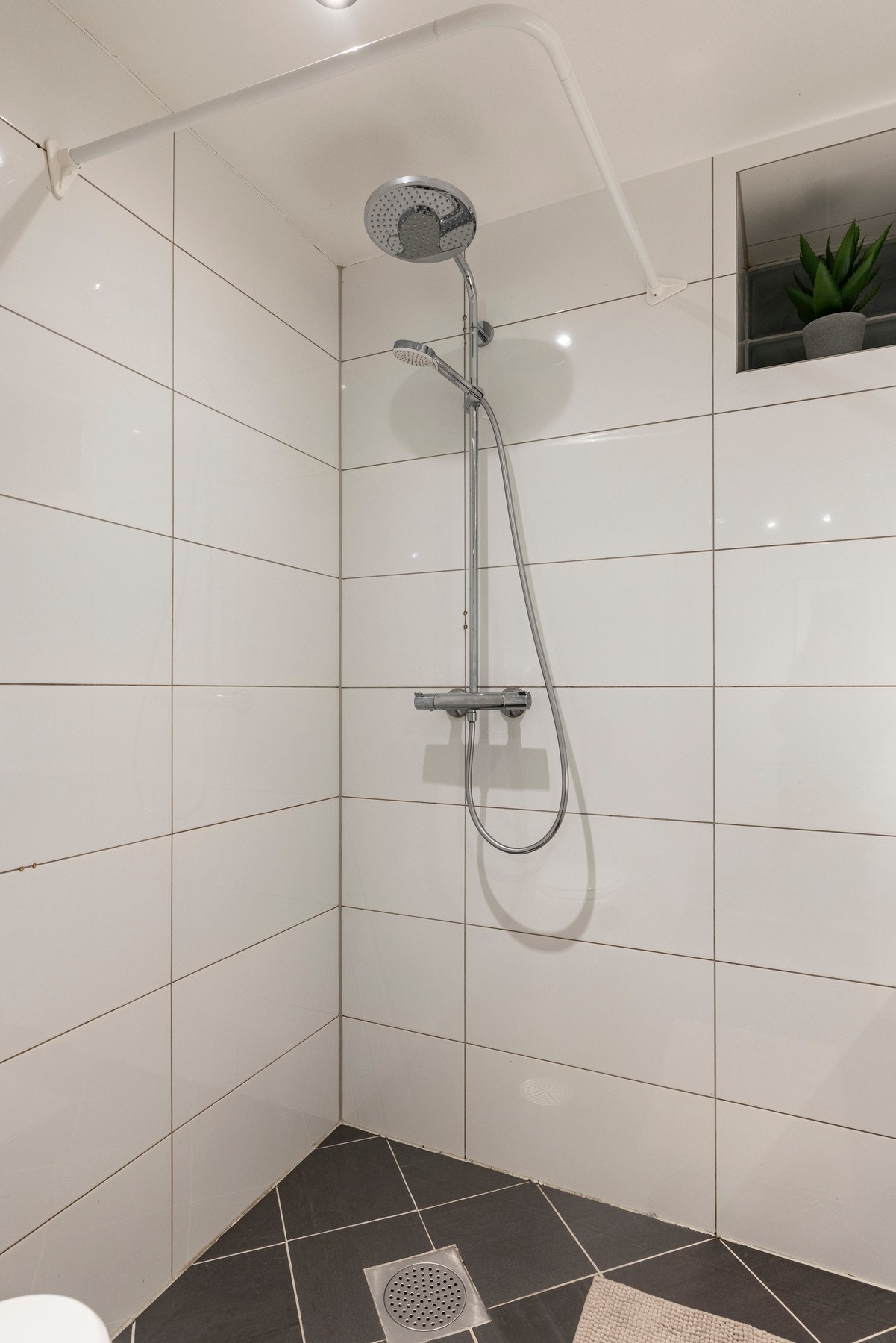 Waterfall- og hånddusj. Galleribilde